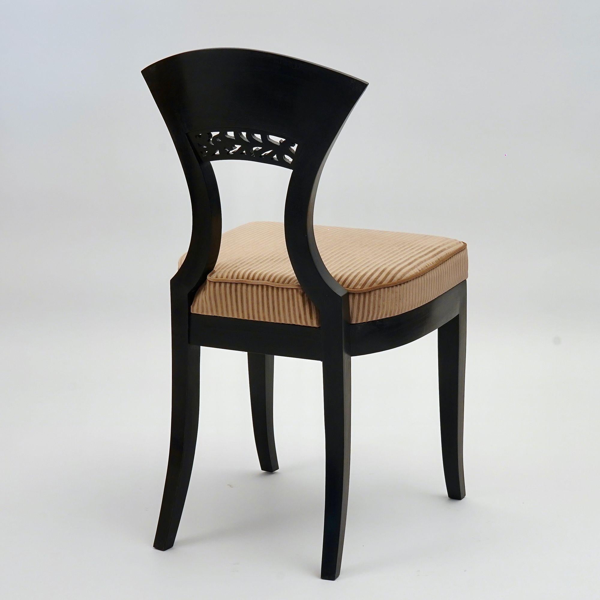 Eclectica. Biedermeier Chair Collection. Model No. Georg-Ludwig, Ebonisierte Ausführung (Samt) im Angebot