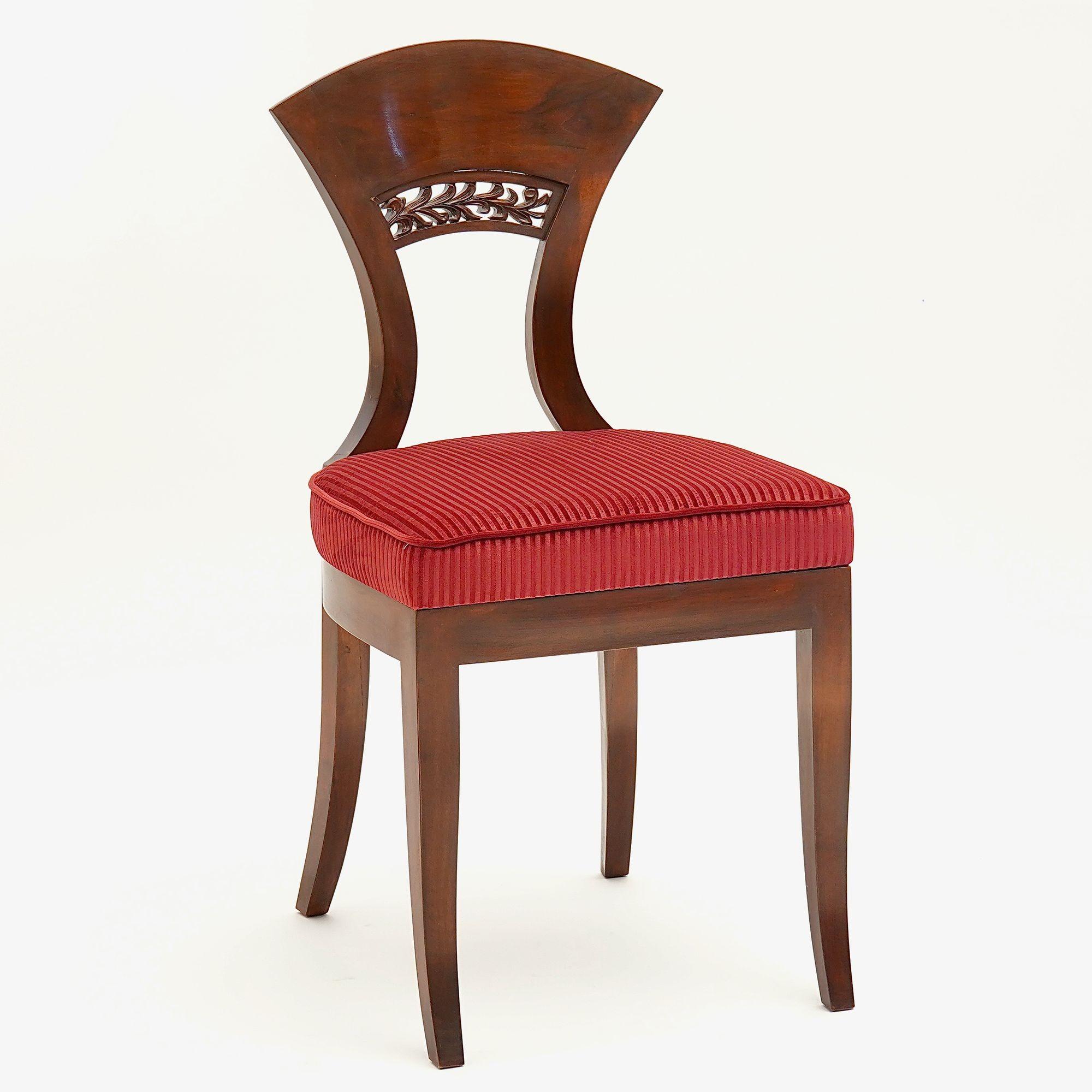 La collezione Eclectica è un gruppo di sedie Biedermeier.
Questo annuncio offre il modello Georg-Ludwig. 
Realizzata in pregiato legno massello di noce italiano, questa versione ha una finitura in noce nero. La finitura è poi seguita da una