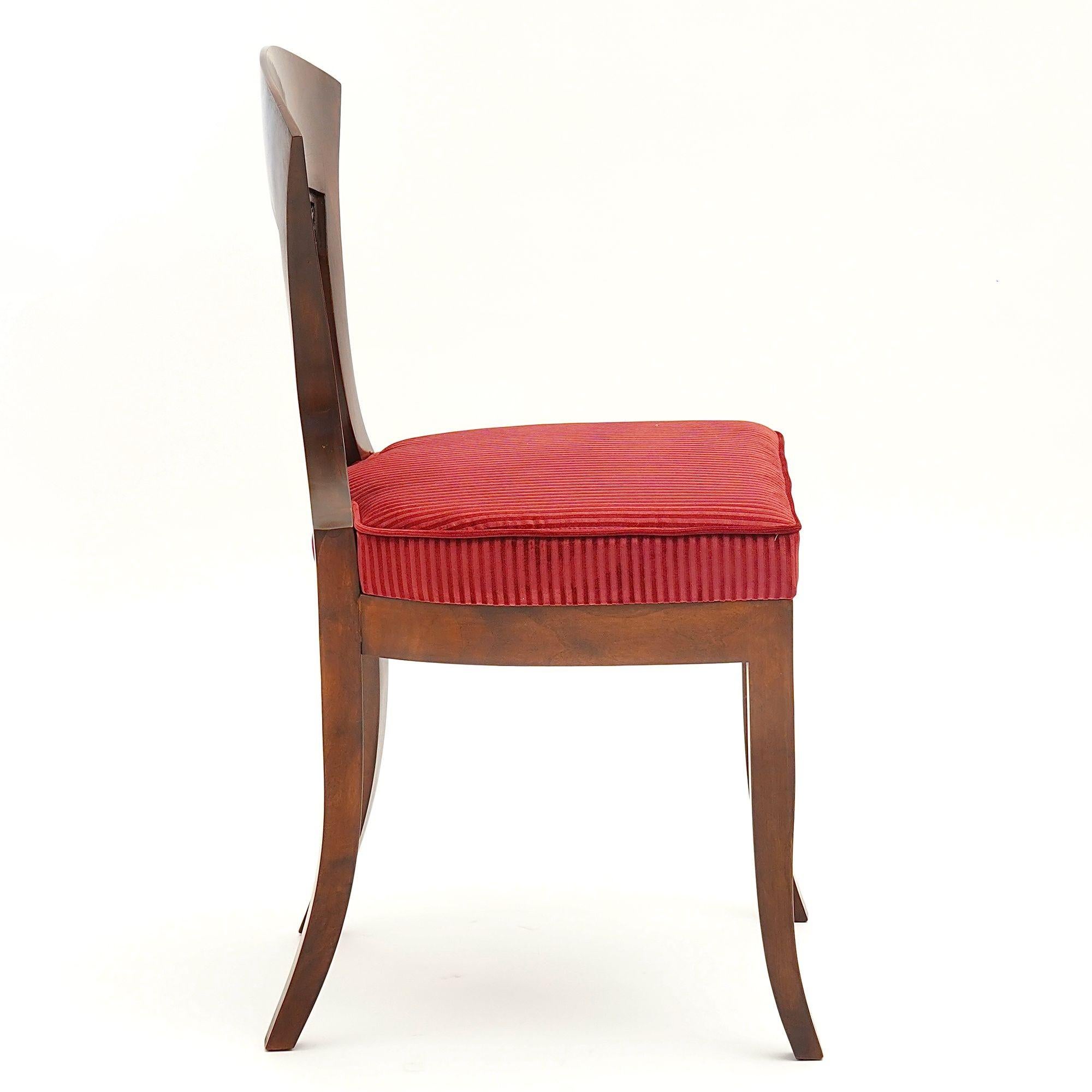 Intagliato a mano Eclettica. Collezione di sedie Biedermeier. Modello Georg-Ludwig, finitura in noce in vendita