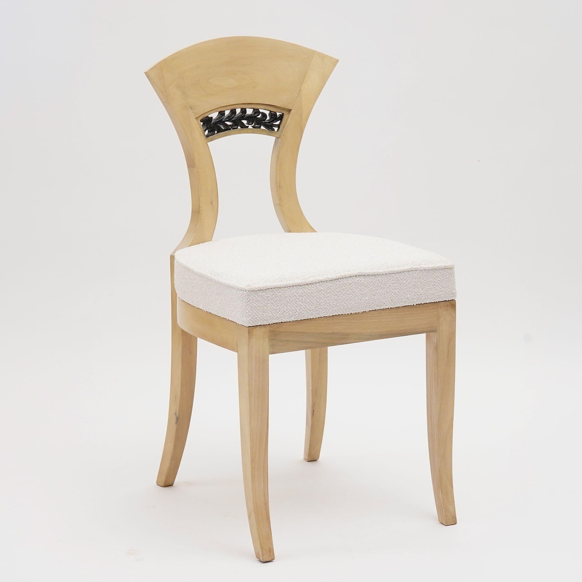 Die Kollektion Eclectica ist eine Gruppe von Biedermeier-Stühlen.
Dieses Angebot umfasst das Modell Georg-Ludwig. 
Diese Version ist aus massivem italienischem Nussbaumholz gefertigt und verfügt über eine raffinierte, weiß gekalkte Gustavianische