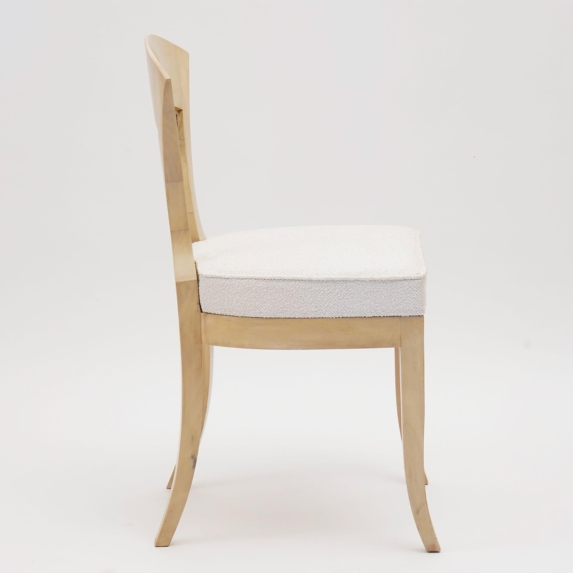 Eclectica. Biedermeier Chair Collection. Model No. Georg-Ludwig, weiß lackiert (Handgeschnitzt) im Angebot