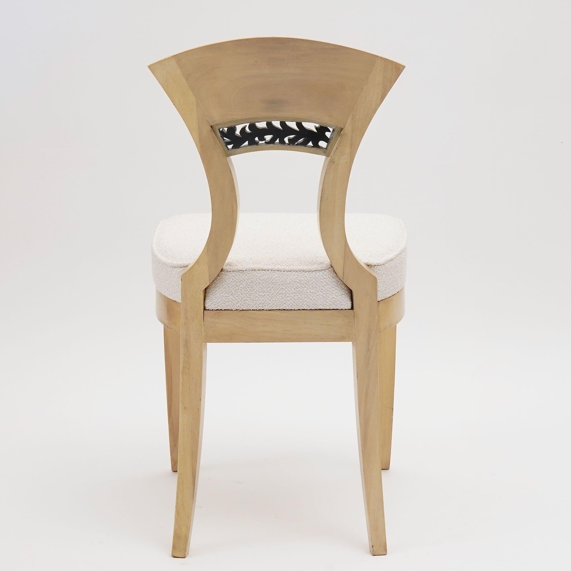 Eclectica. Biedermeier Chair Collection. Model No. Georg-Ludwig, weiß lackiert (Bouclé) im Angebot