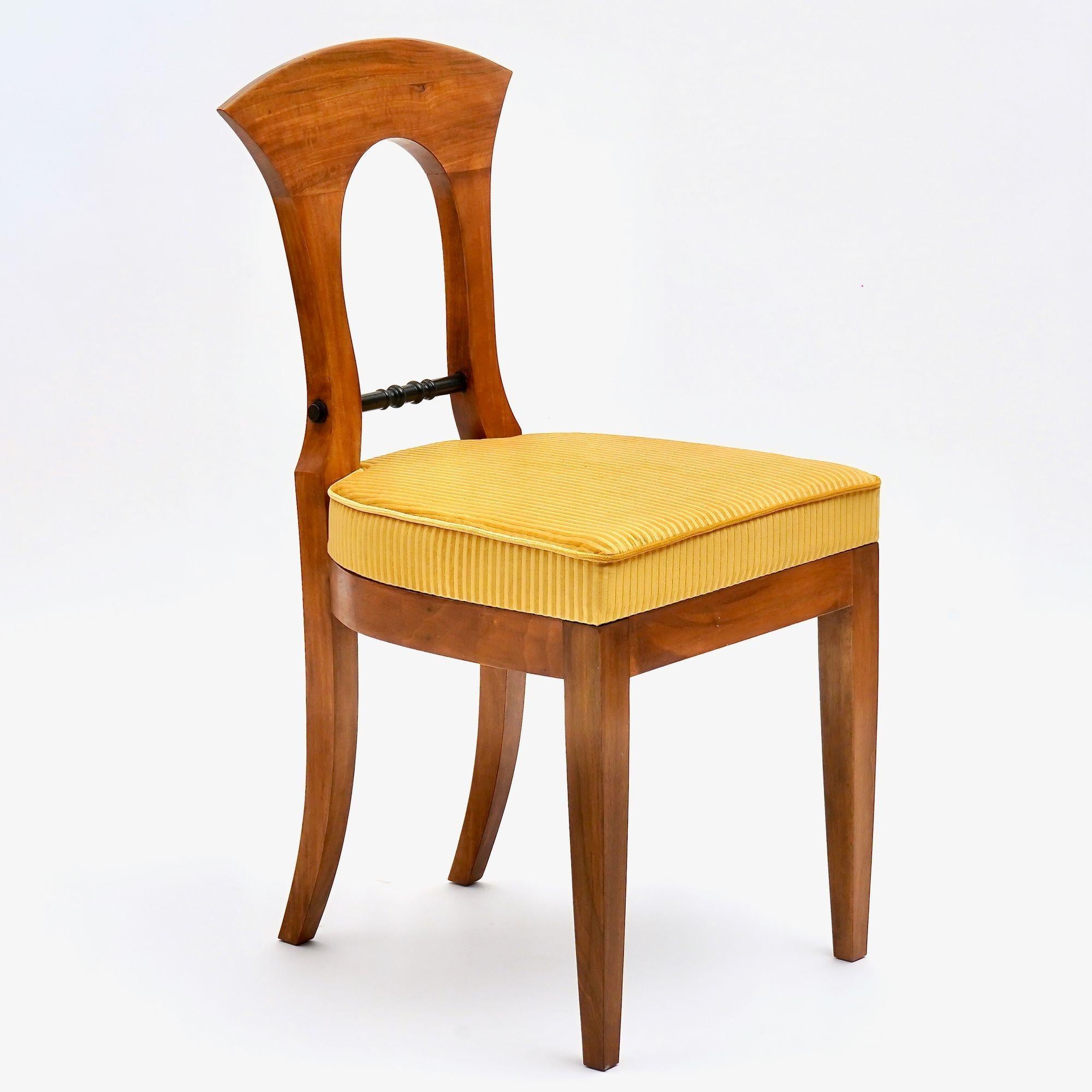 La collection Eclectica est un ensemble de chaises Biedermeier.
Cette annonce propose le modèle Heinrich-August. 
Fabriqué à partir de noyer italien massif, cette version est en finition châtaigne claire. La finition est ensuite appliquée à la main