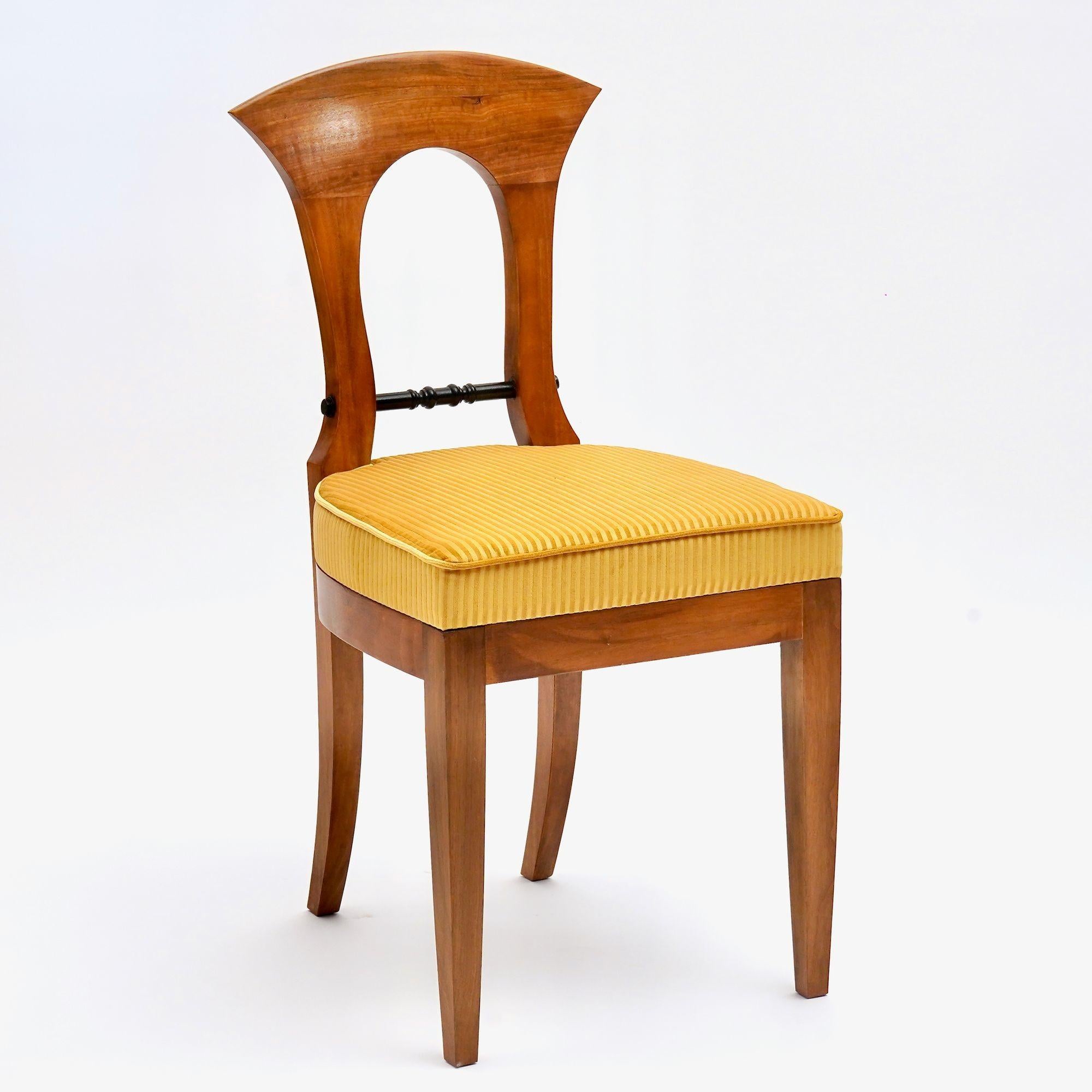 italien Eclectica. Collection Biedermeier Chair. Model No. Heinrich-August, finition noyer en vente