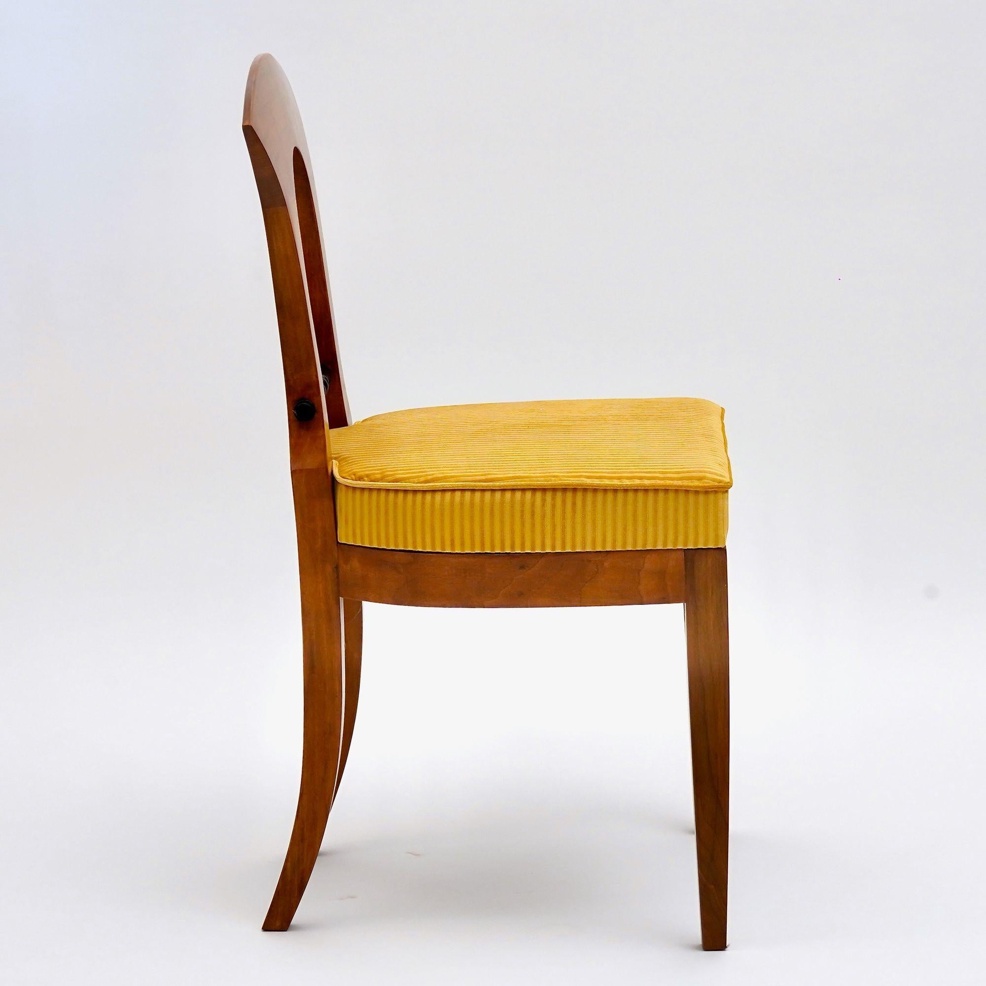 Sculpté à la main Eclectica. Collection Biedermeier Chair. Model No. Heinrich-August, finition noyer en vente