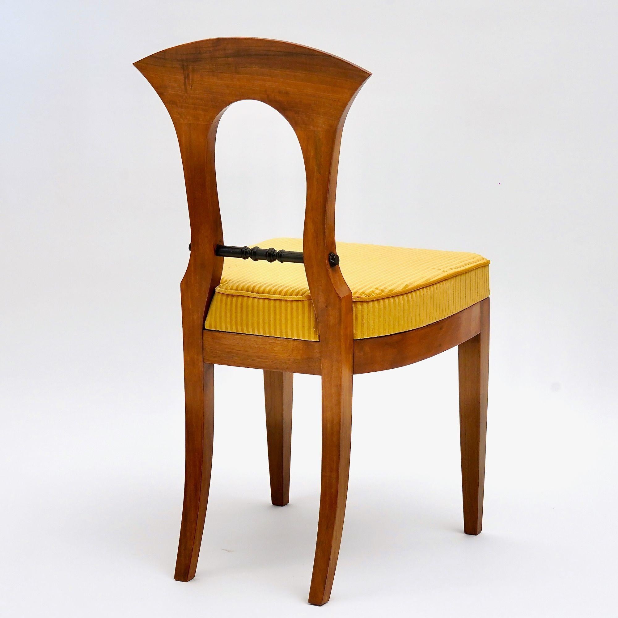 XXIe siècle et contemporain Eclectica. Collection Biedermeier Chair. Model No. Heinrich-August, finition noyer en vente