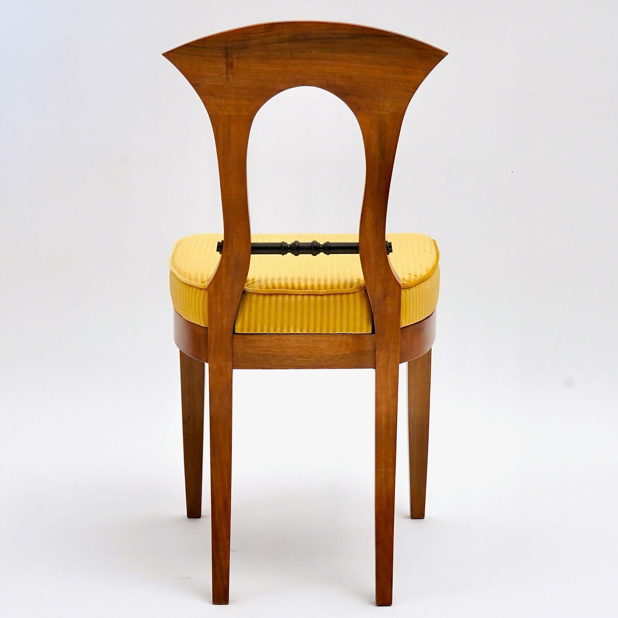 Velours Eclectica. Collection Biedermeier Chair. Model No. Heinrich-August, finition noyer en vente