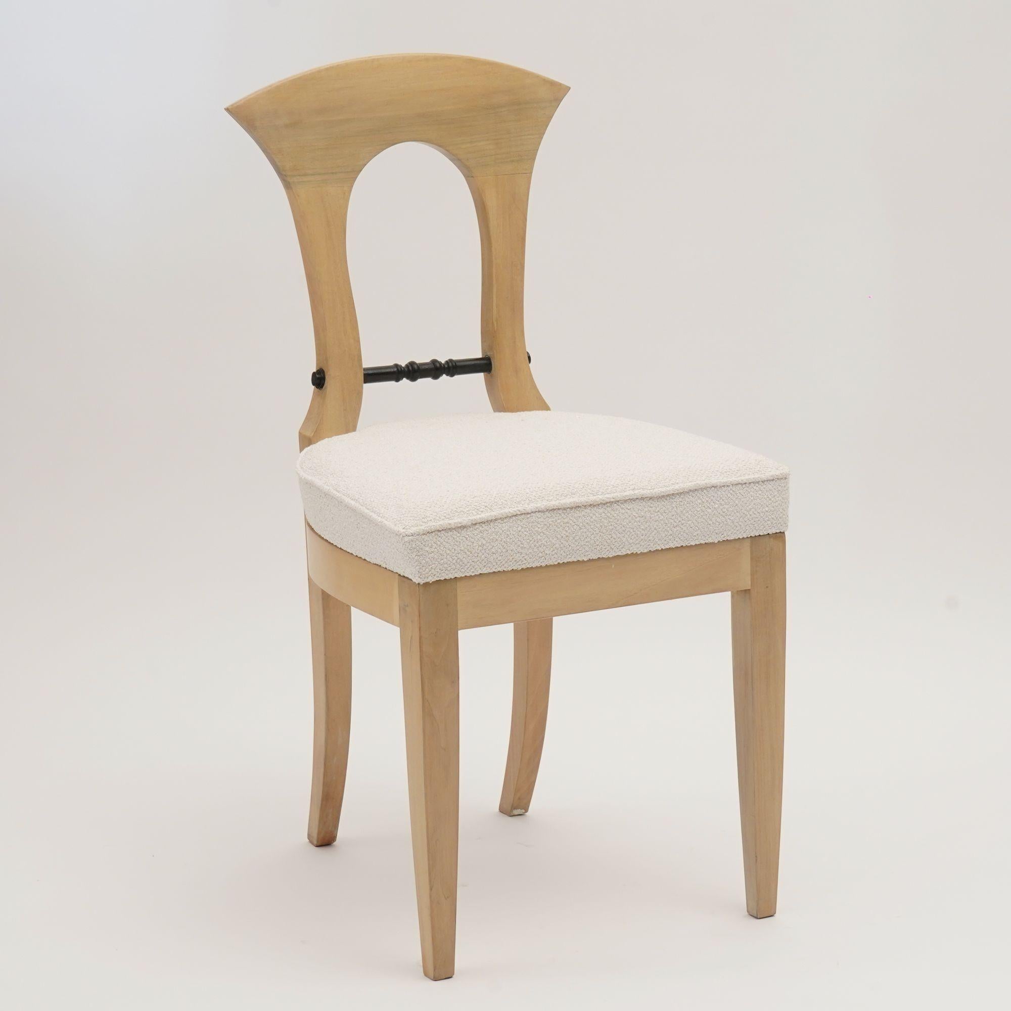 Die Kollektion Eclectica ist eine Gruppe von Biedermeier-Stühlen.
Dieses Angebot umfasst das Modell Heinrich-August. 
Diese Version ist aus massivem italienischem Nussbaumholz gefertigt und verfügt über eine raffinierte, weiß gekalkte Gustavianische