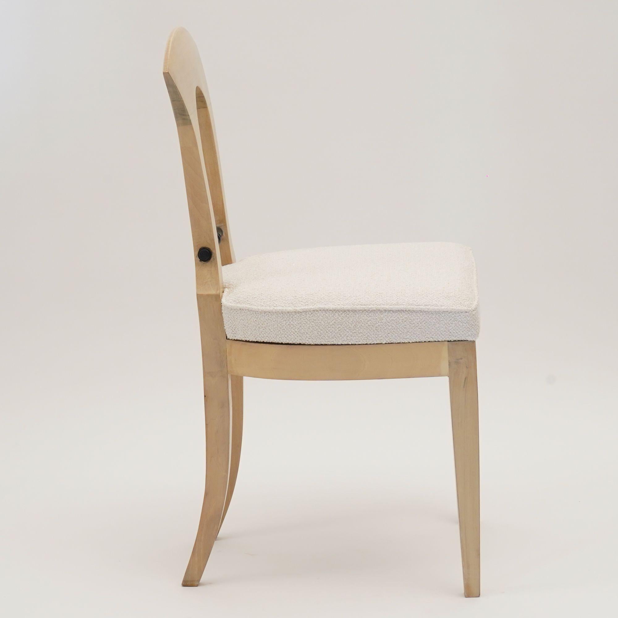 Eclectica. Biedermeier Chair Collection. Model No. Heinrich-August, weiße Ausführung (Handgeschnitzt) im Angebot