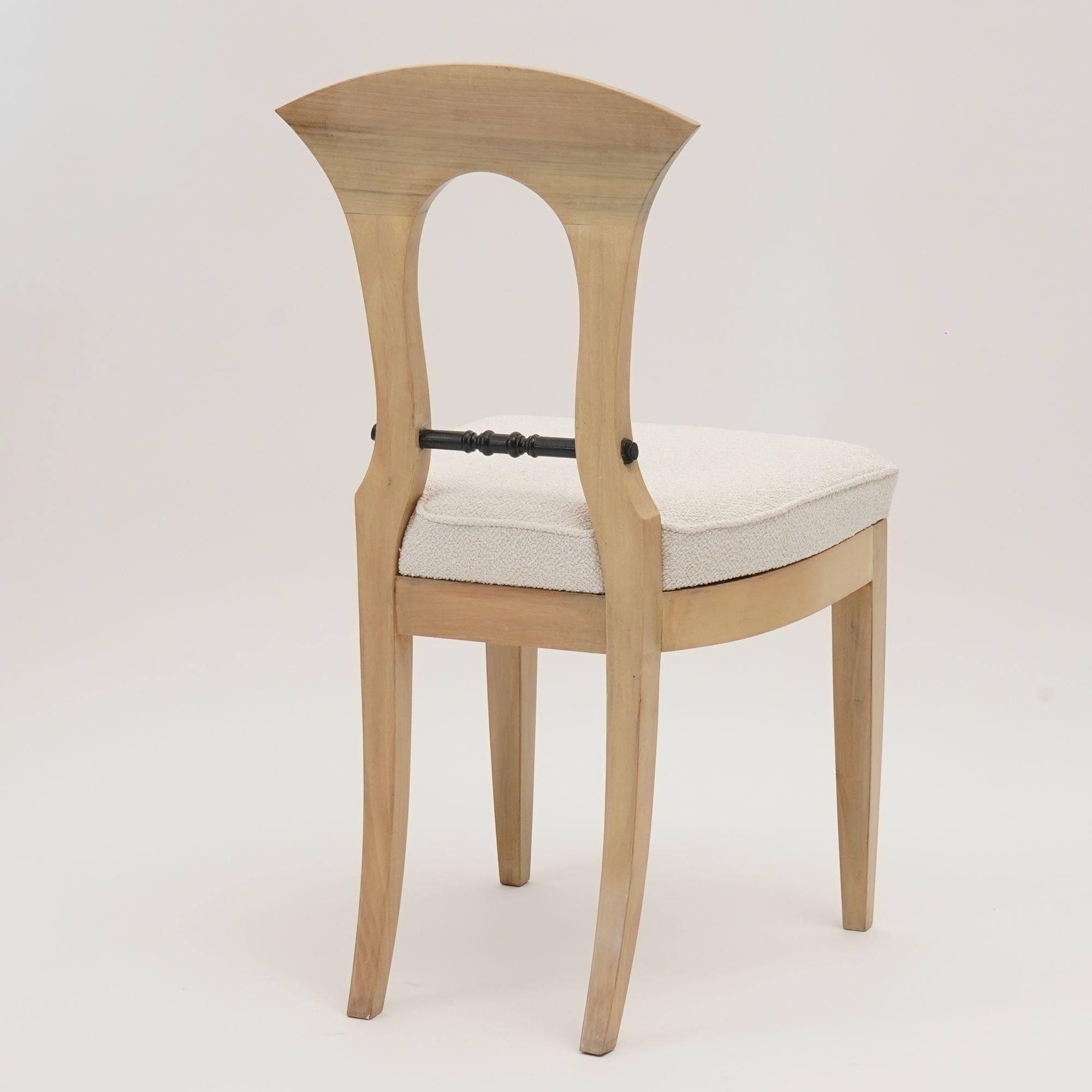 Eclectica. Biedermeier Chair Collection. Model No. Heinrich-August, weiße Ausführung (21. Jahrhundert und zeitgenössisch) im Angebot