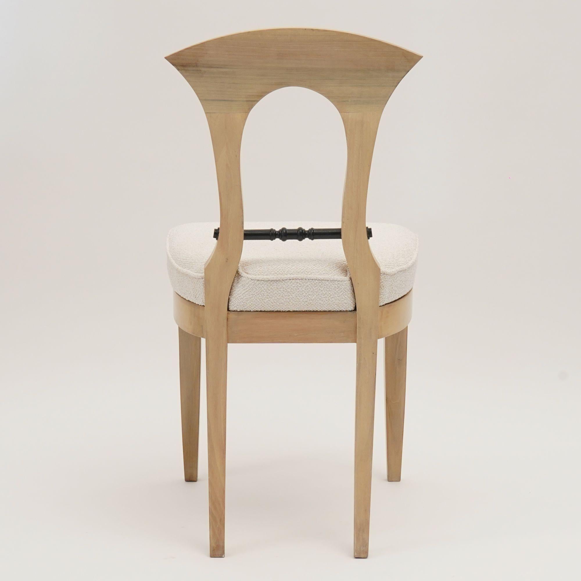 Eclectica. Biedermeier Chair Collection. Model No. Heinrich-August, weiße Ausführung (Bouclé) im Angebot