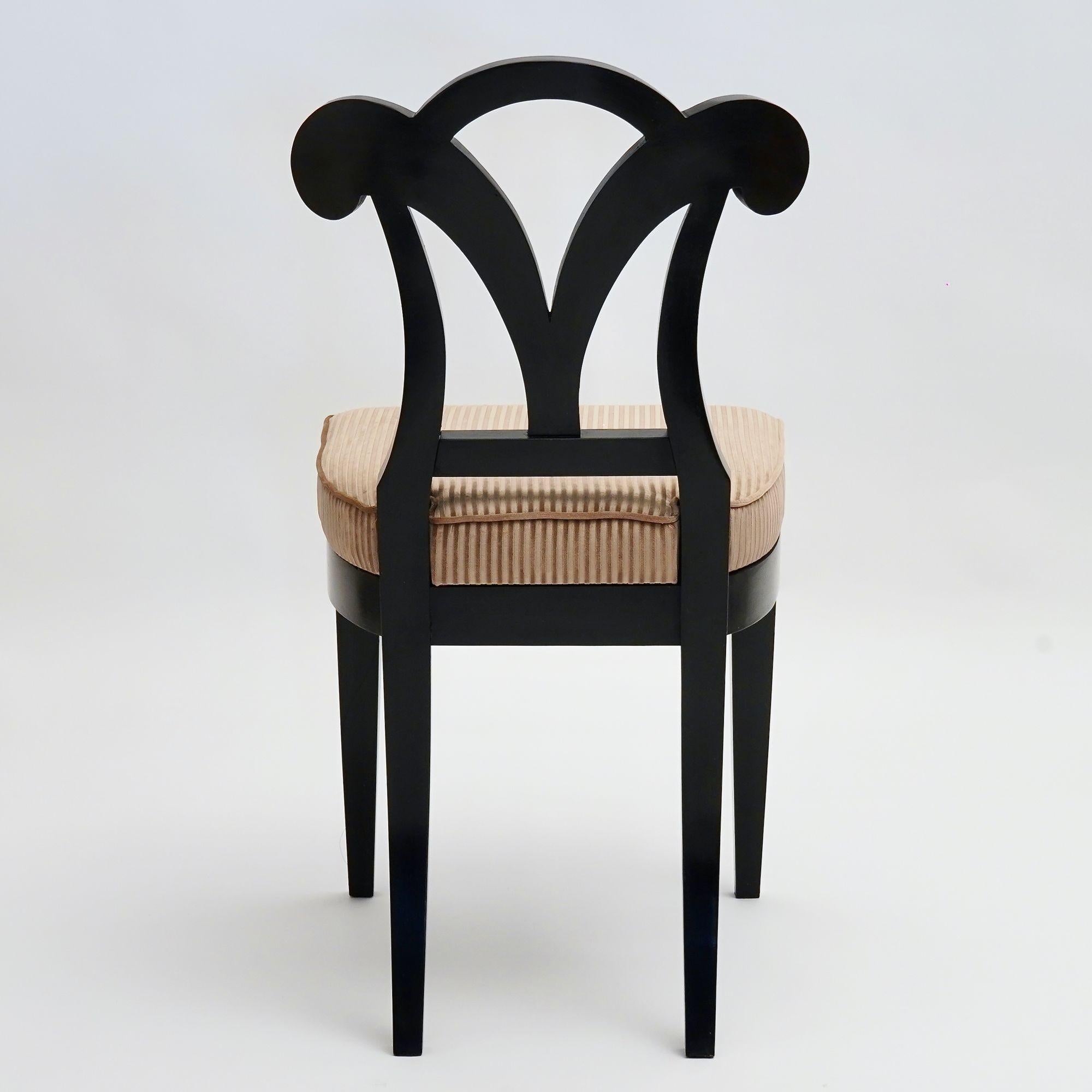 Velluto Eclettica. Collezione di sedie Biedermeier. Modello Johanna-Sophie, finitura ebanizzata in vendita
