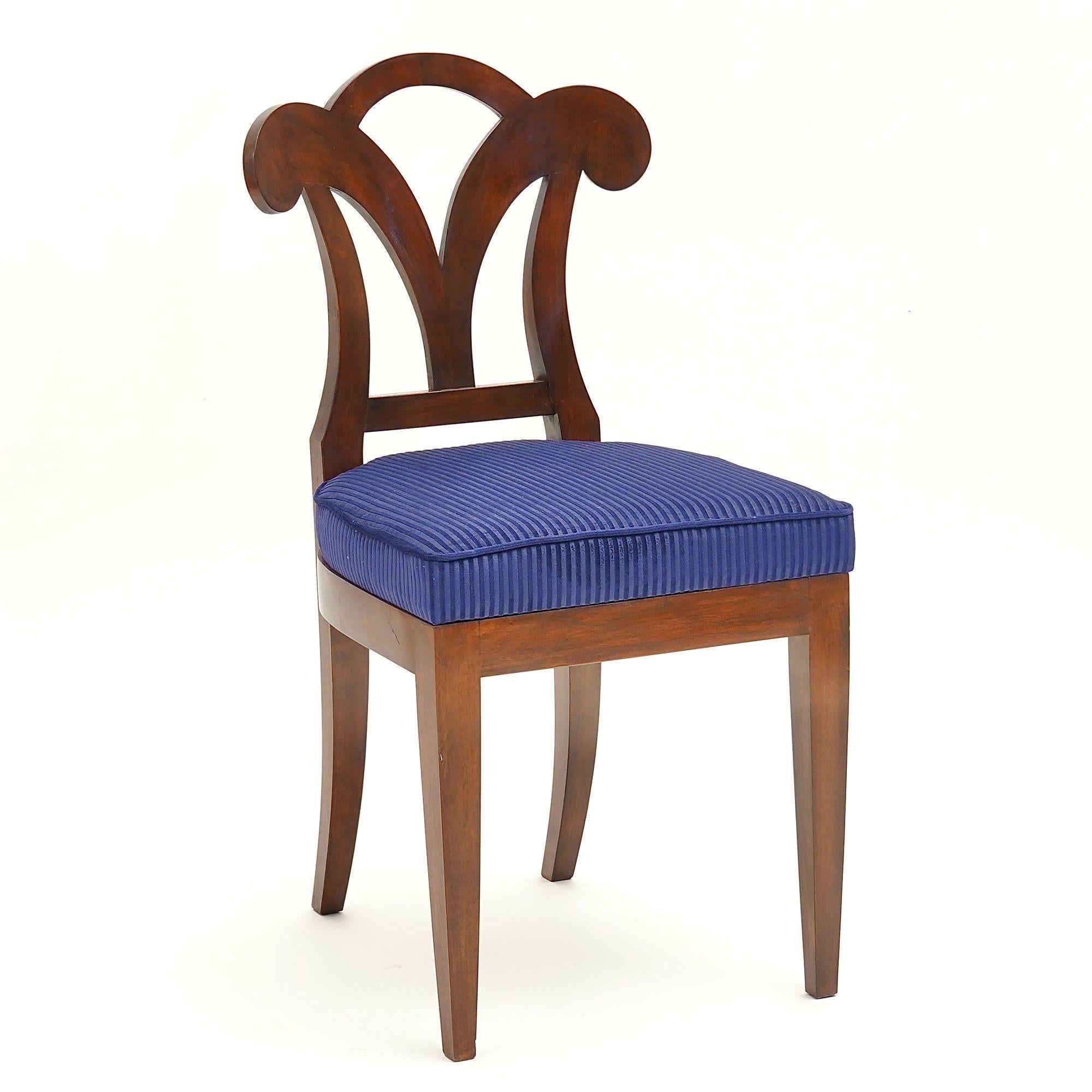 La collection Eclectica est un ensemble de chaises Biedermeier.
Cette annonce propose le modèle Johanna-Sophie. 
Fabriquée en noyer italien massif, cette version est en finition noyer noir. La finition est ensuite appliquée à la main avec de la