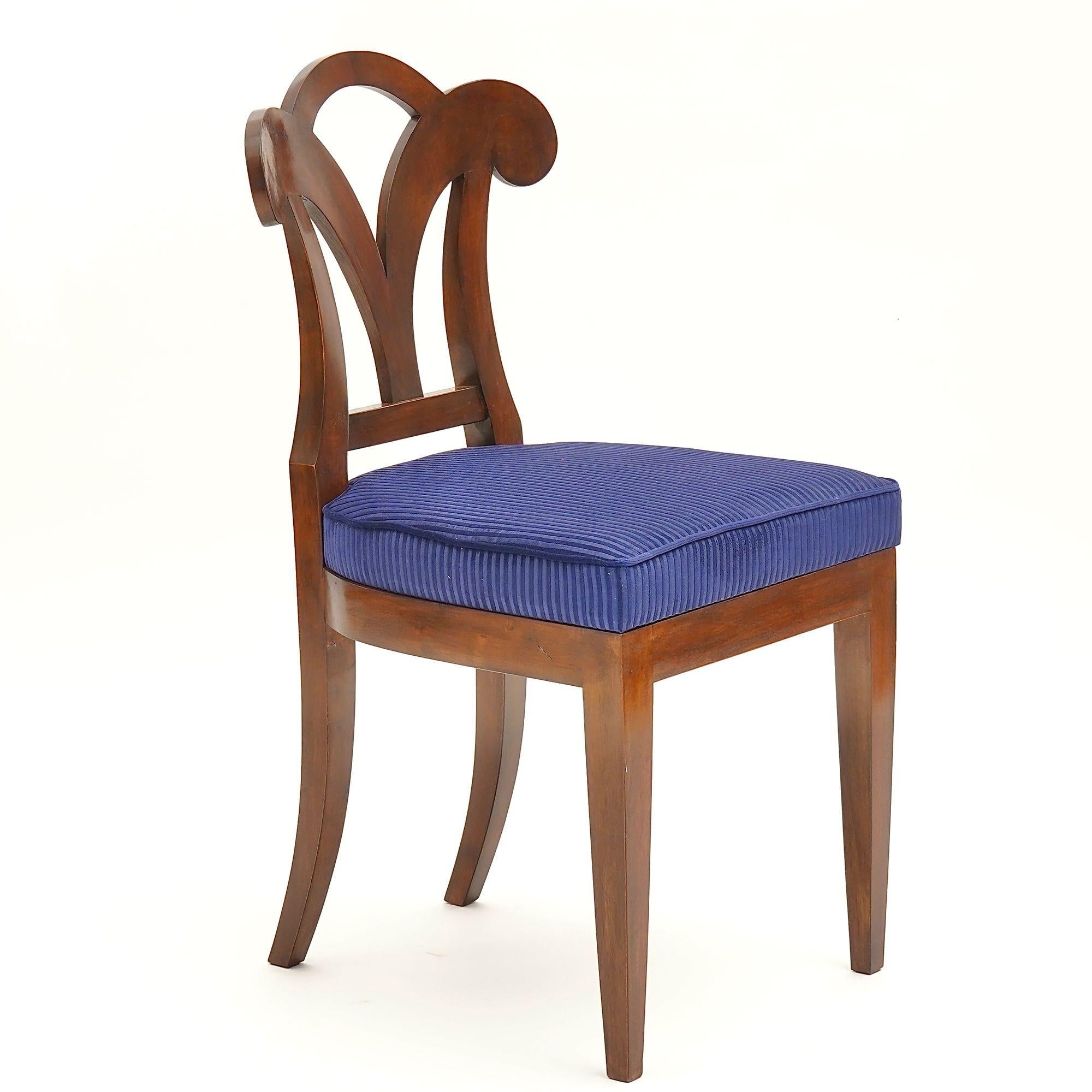 italien Eclectica. Collection Biedermeier Chair. Model No No-Sophie, finition noyer en vente