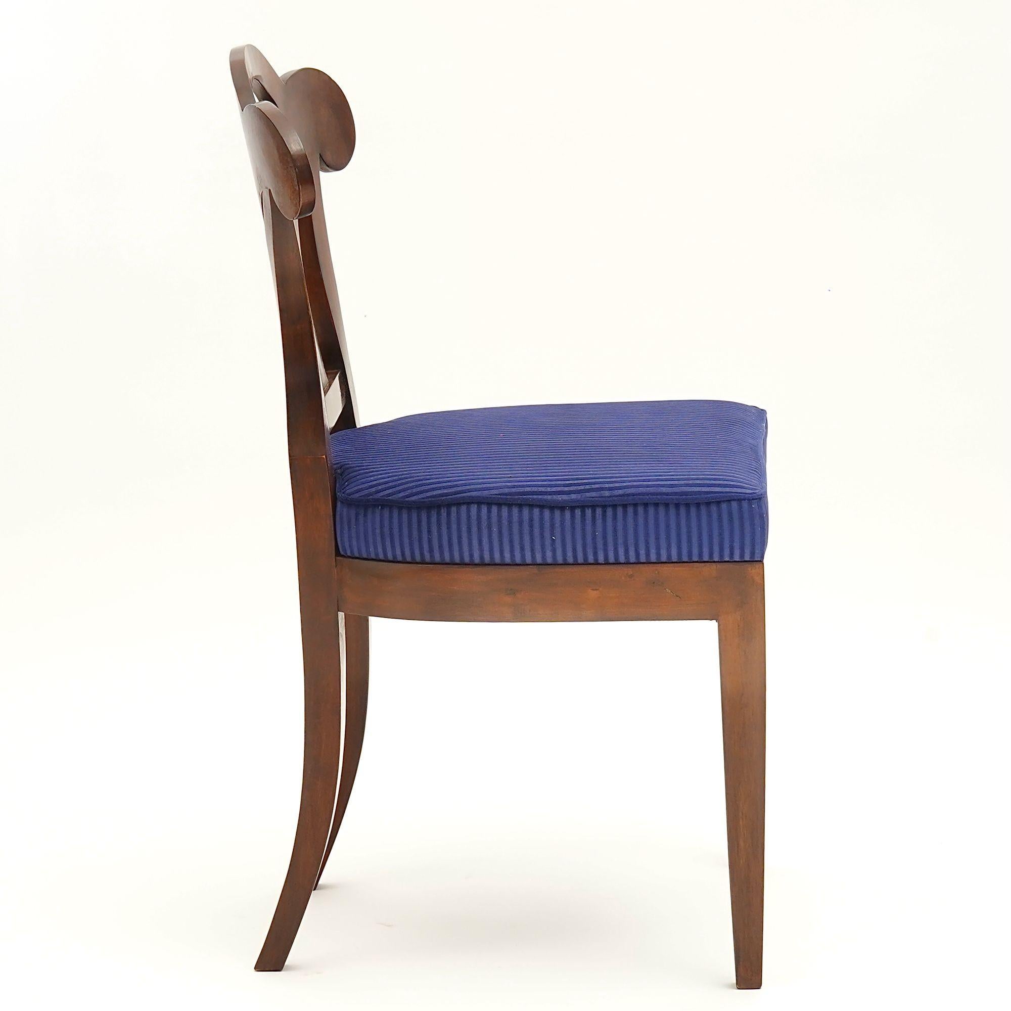 Sculpté à la main Eclectica. Collection Biedermeier Chair. Model No No-Sophie, finition noyer en vente