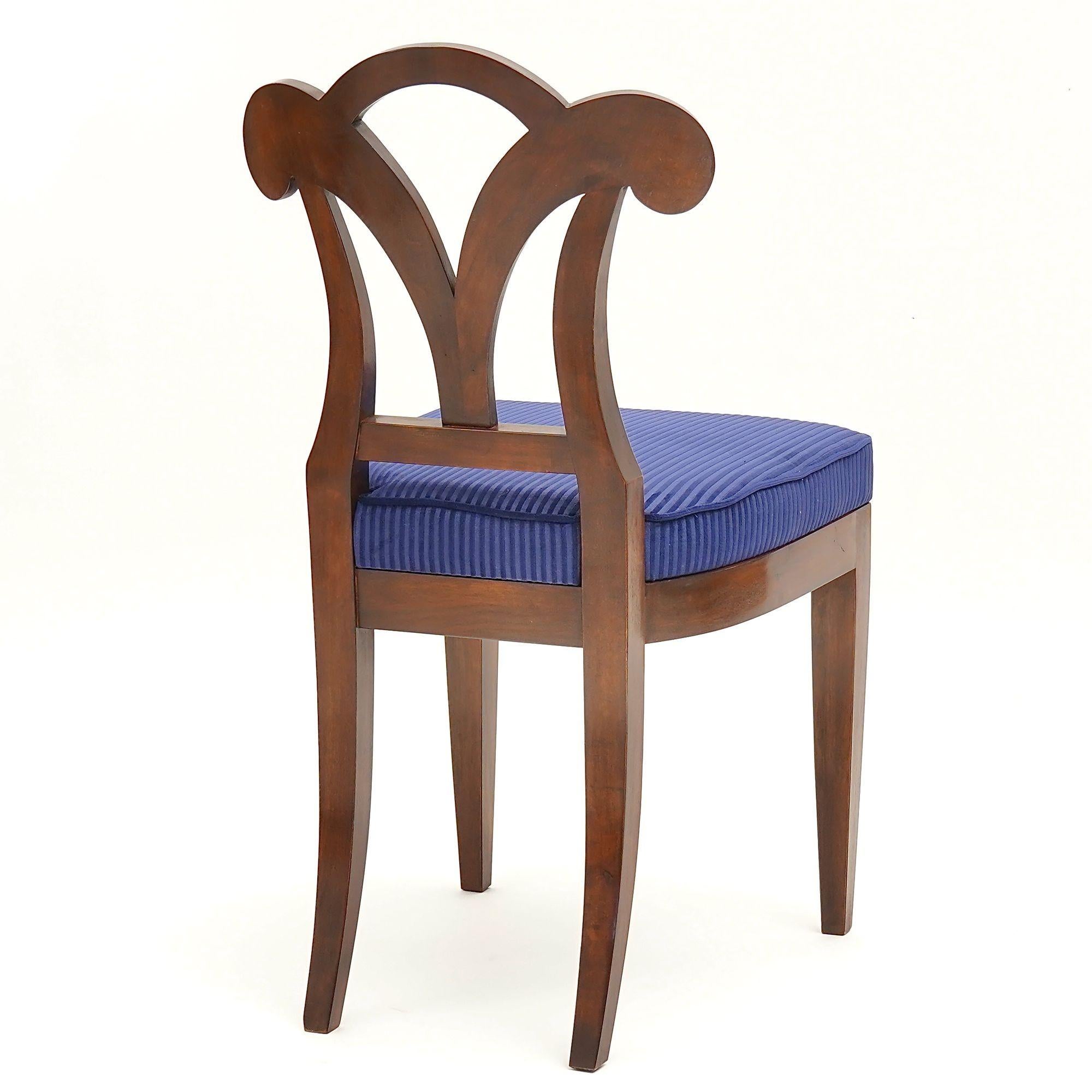 XXIe siècle et contemporain Eclectica. Collection Biedermeier Chair. Model No No-Sophie, finition noyer en vente