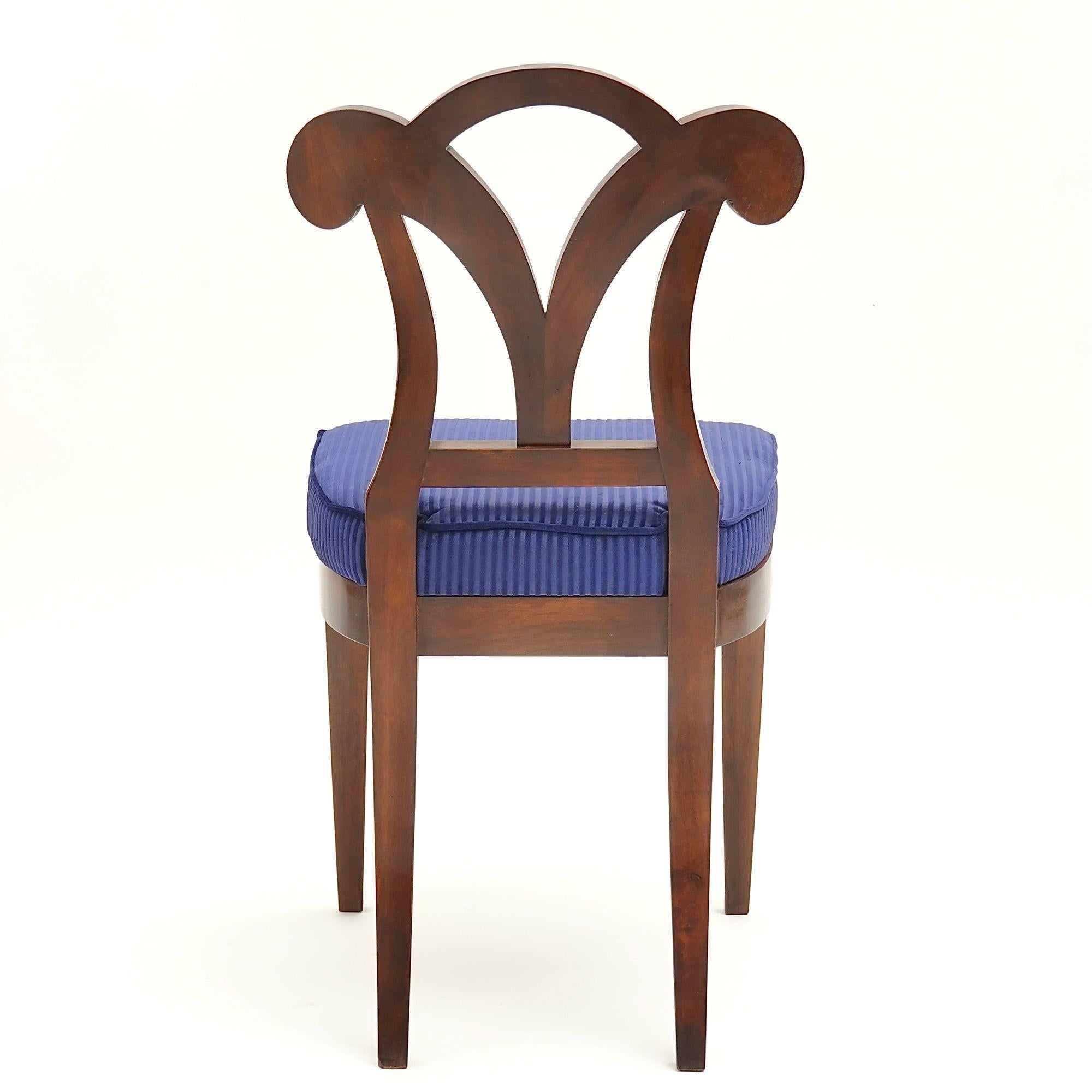 Velours Eclectica. Collection Biedermeier Chair. Model No No-Sophie, finition noyer en vente
