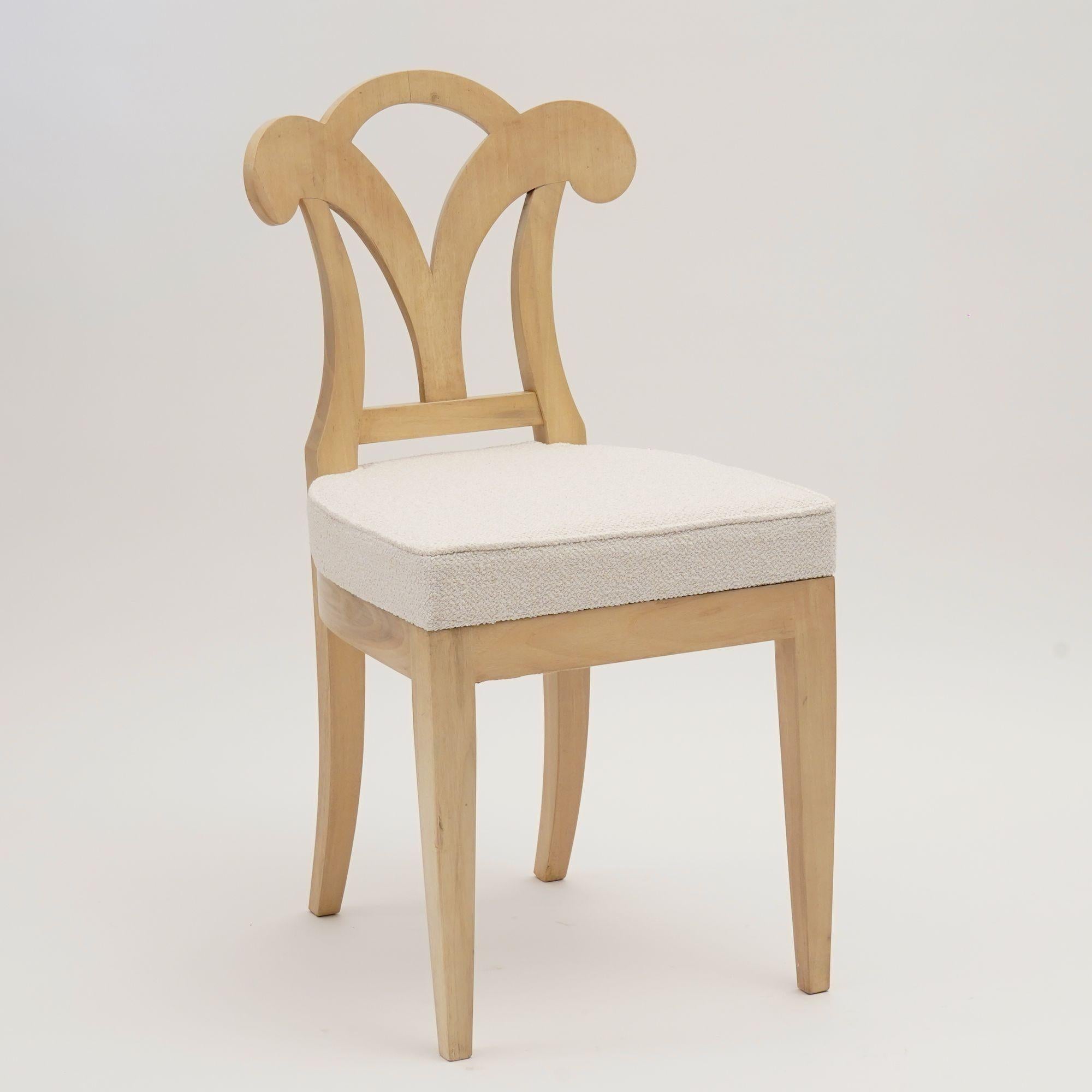 Die Kollektion Eclectica ist eine Gruppe von Biedermeier-Stühlen.

Dieses Angebot umfasst das Modell Johanna-Sophie. 

Diese Version ist aus massivem italienischem Nussbaumholz gefertigt und verfügt über eine raffinierte, weiß gekalkte