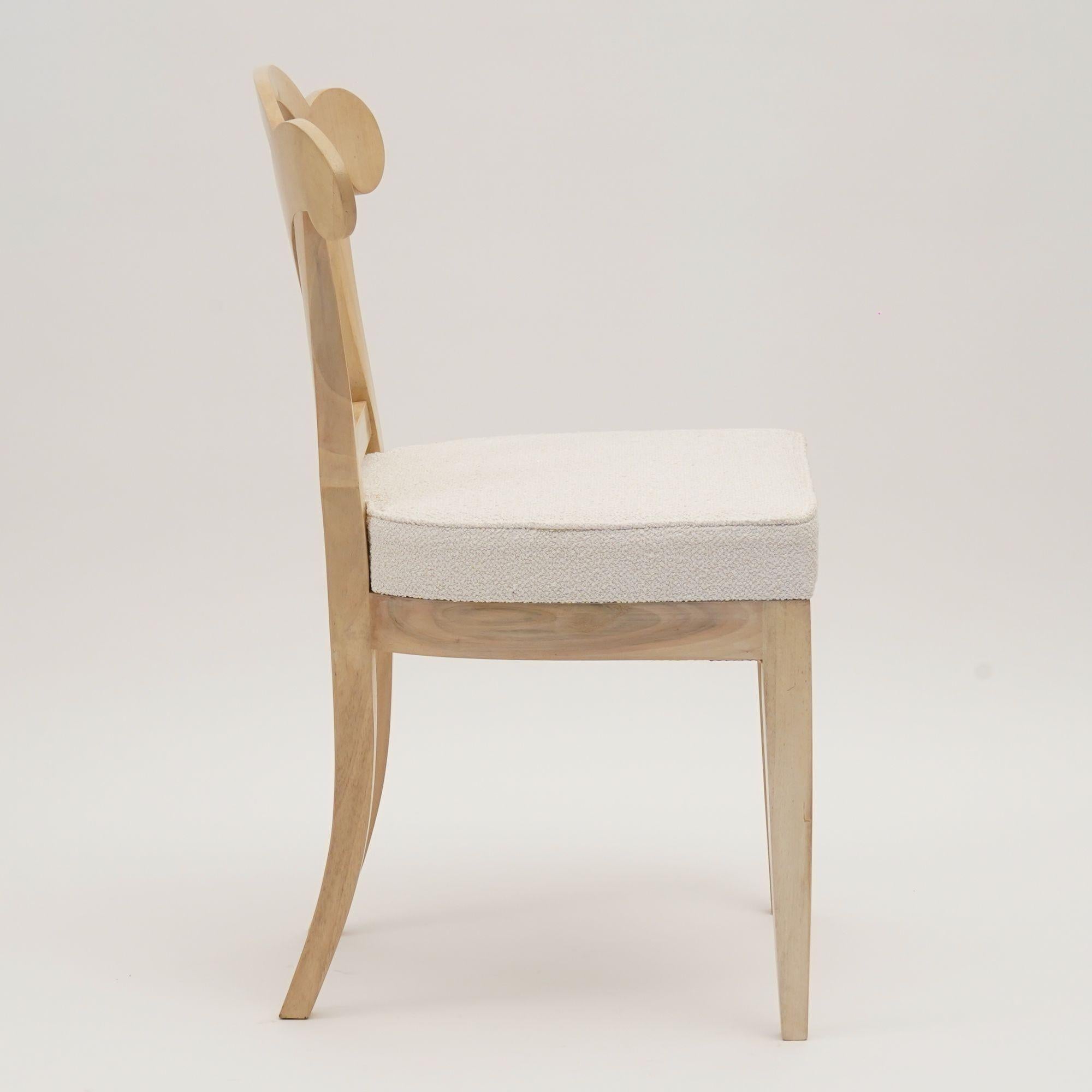 Eclectica. Biedermeier Chair Collection. Model No. Johanna-Sophie, weiße Ausführung (Handgeschnitzt) im Angebot