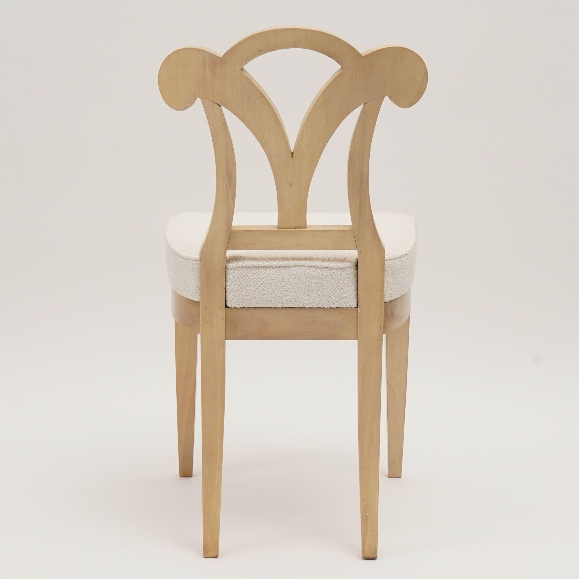 Eclectica. Biedermeier Chair Collection. Model No. Johanna-Sophie, weiße Ausführung (Bouclé) im Angebot