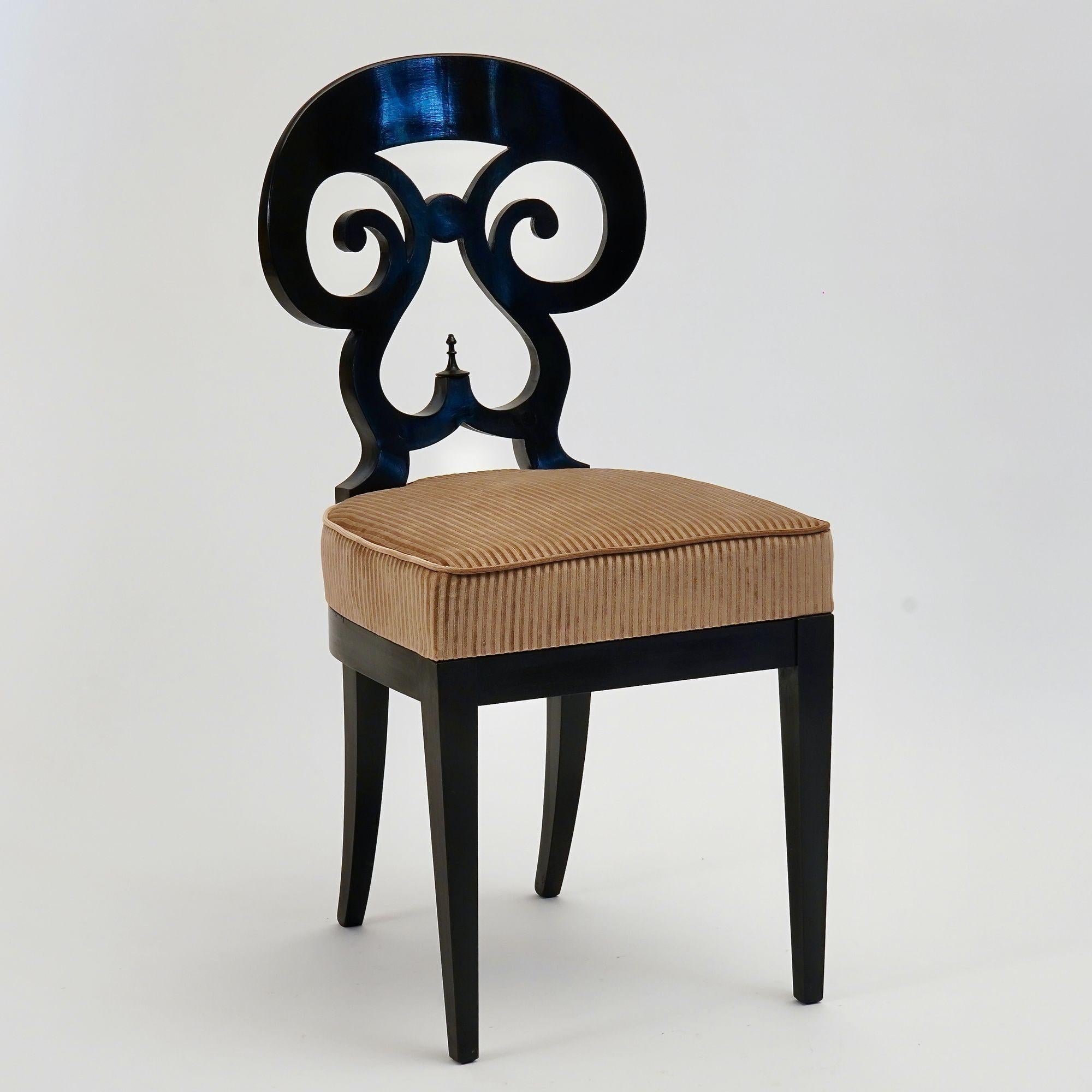 La collection Eclectica est un ensemble de chaises Biedermeier.

Cette annonce propose le modèle Maria-Theresia.

Les chaises sont fabriquées en bois précieux de noyer italien massif ; La finition ébonisée est obtenue par teinture noire et finition