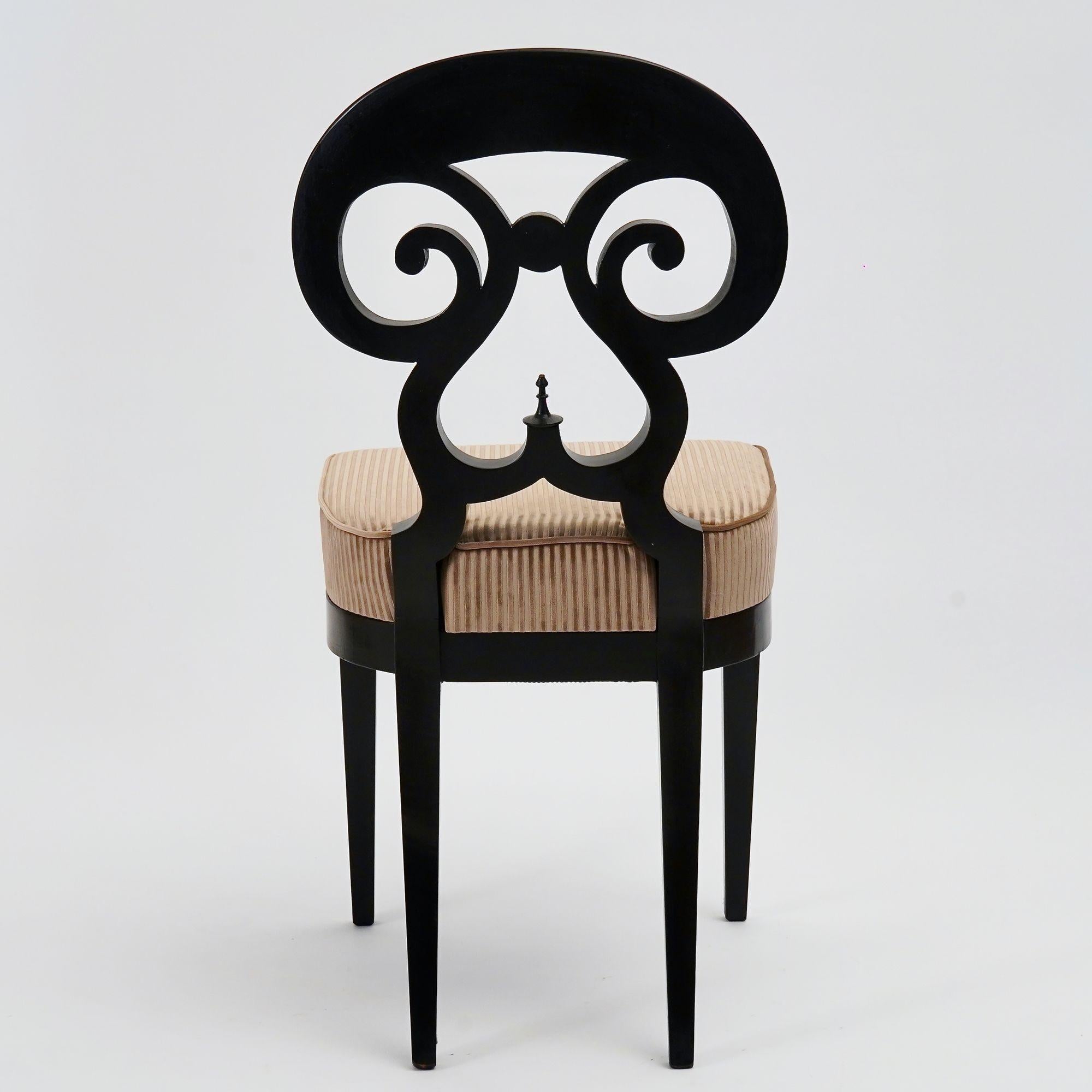 Velours Eclectica. Collection Biedermeier Chair. Model No No No No No No No No Maria-Theresia, finition ébène en vente