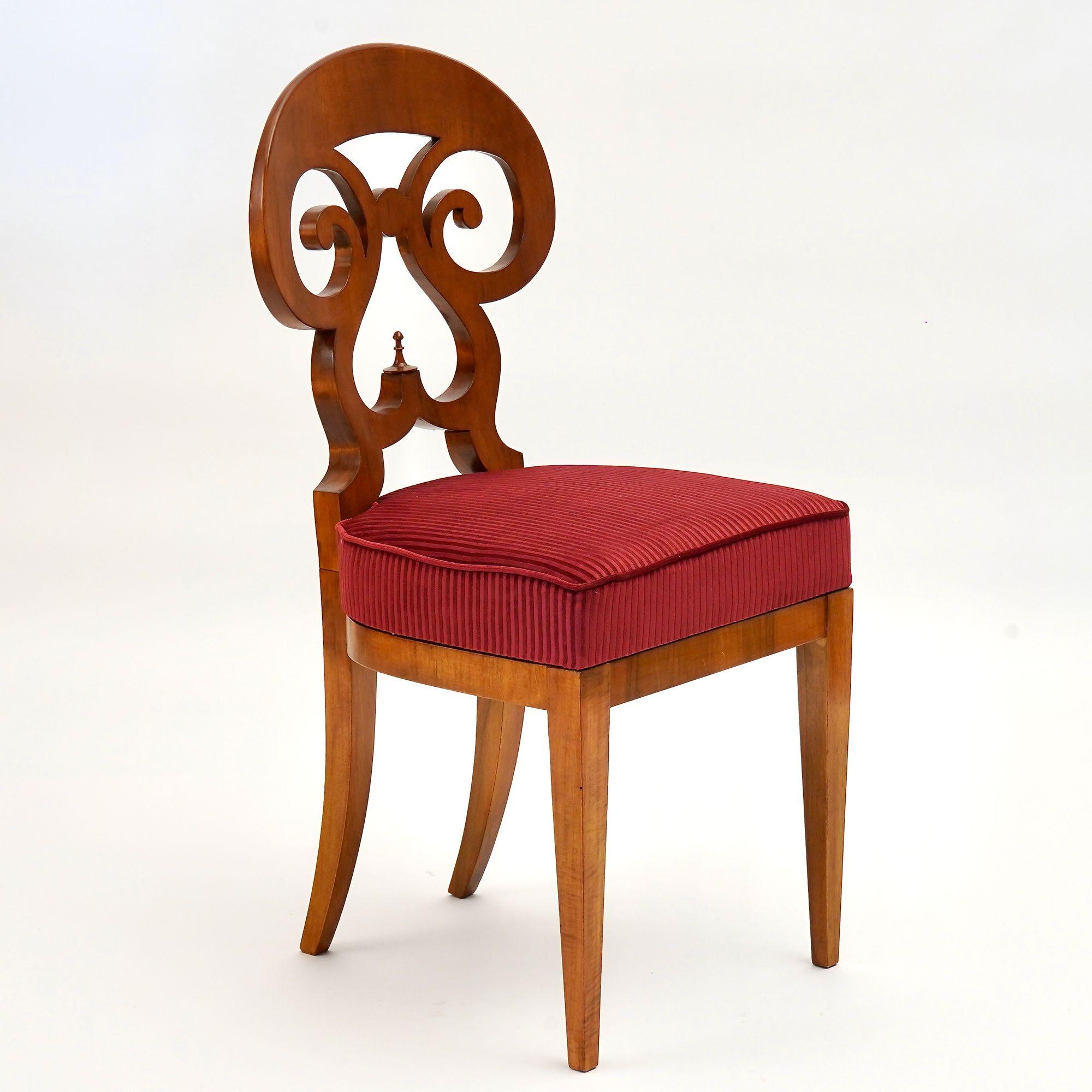italien Eclectica. Collection Biedermeier Chair. Model No No Theresia, finition noyer en vente