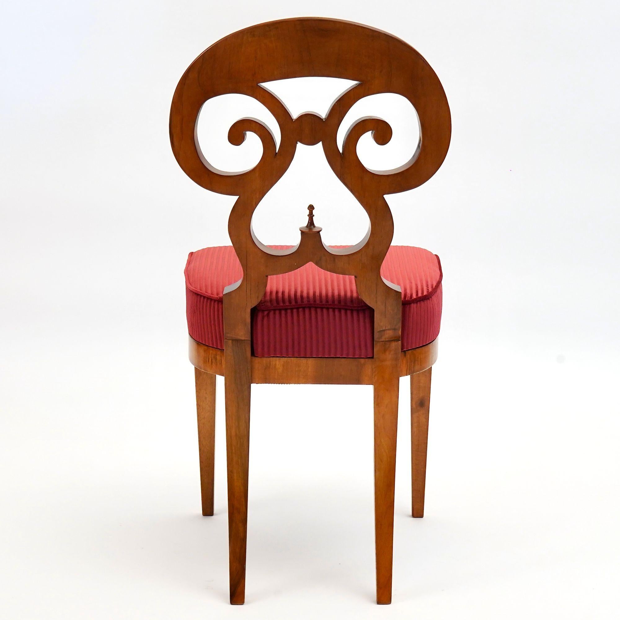 Velours Eclectica. Collection Biedermeier Chair. Model No No Theresia, finition noyer en vente