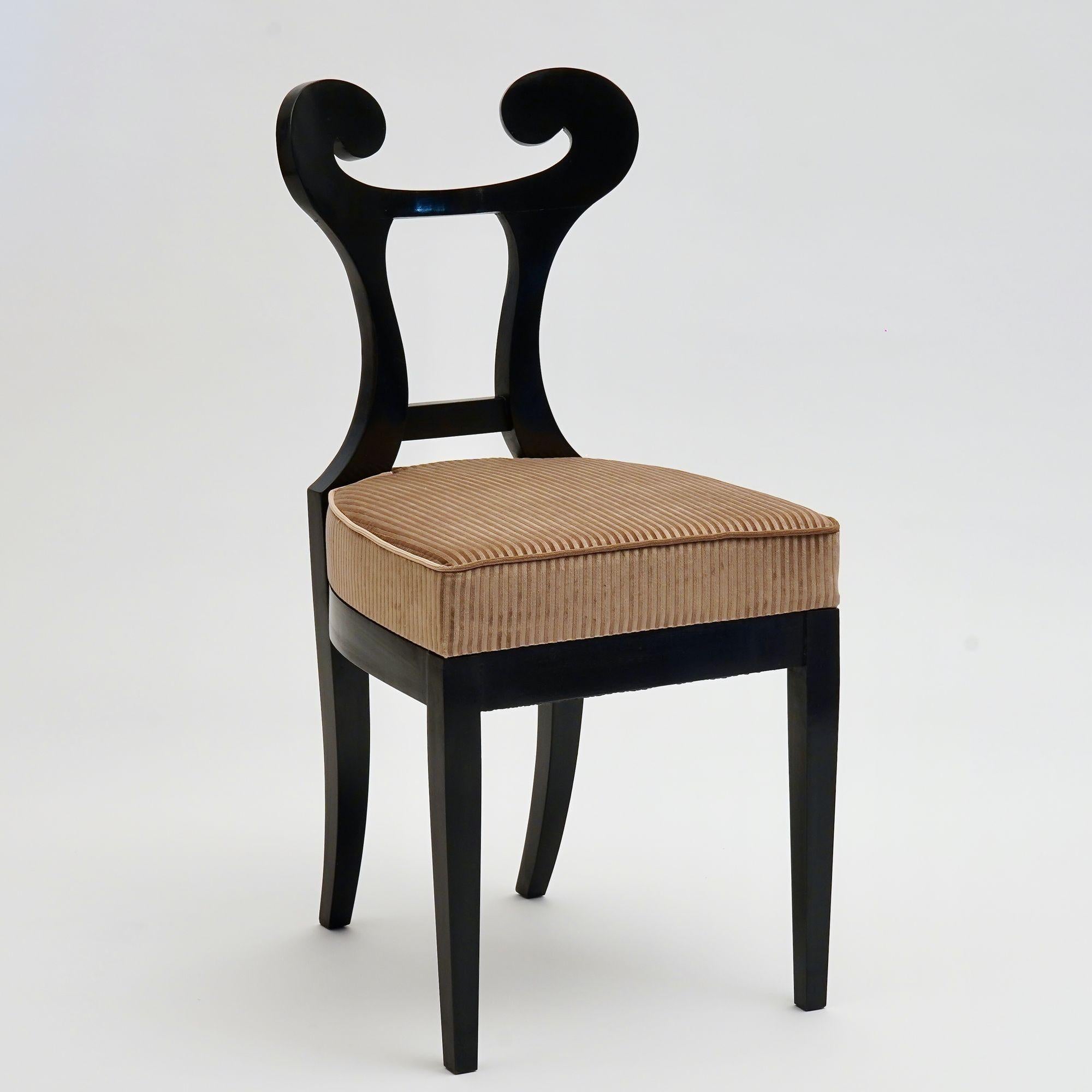 Dieser Otto-Karl-Stuhl gehört zu unserer Eclectica-Kollektion von Biedermeier-Stühlen.
Er ist aus massivem italienischem Walnussholz gefertigt. Die ebonisierte Oberfläche wird von Hand mit Schellack bearbeitet, was ihr ein glattes und glänzendes