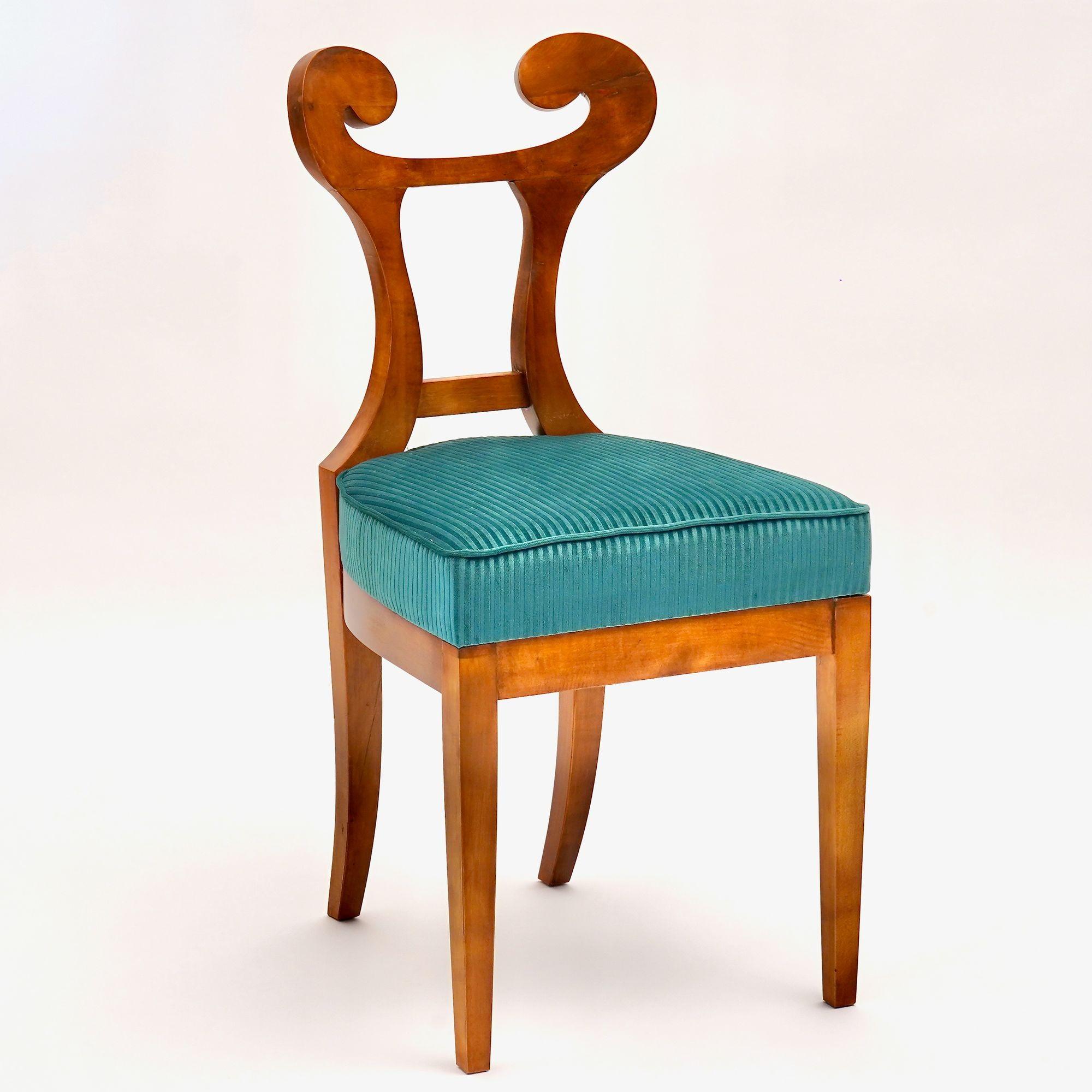 La collezione Eclectica è un gruppo di sedie Biedermeier.
Questo annuncio offre il modello Otto-Karl. 
Realizzata in pregiato legno massello di noce italiano, questa versione ha una finitura in castagno chiaro. La finitura è poi seguita da una