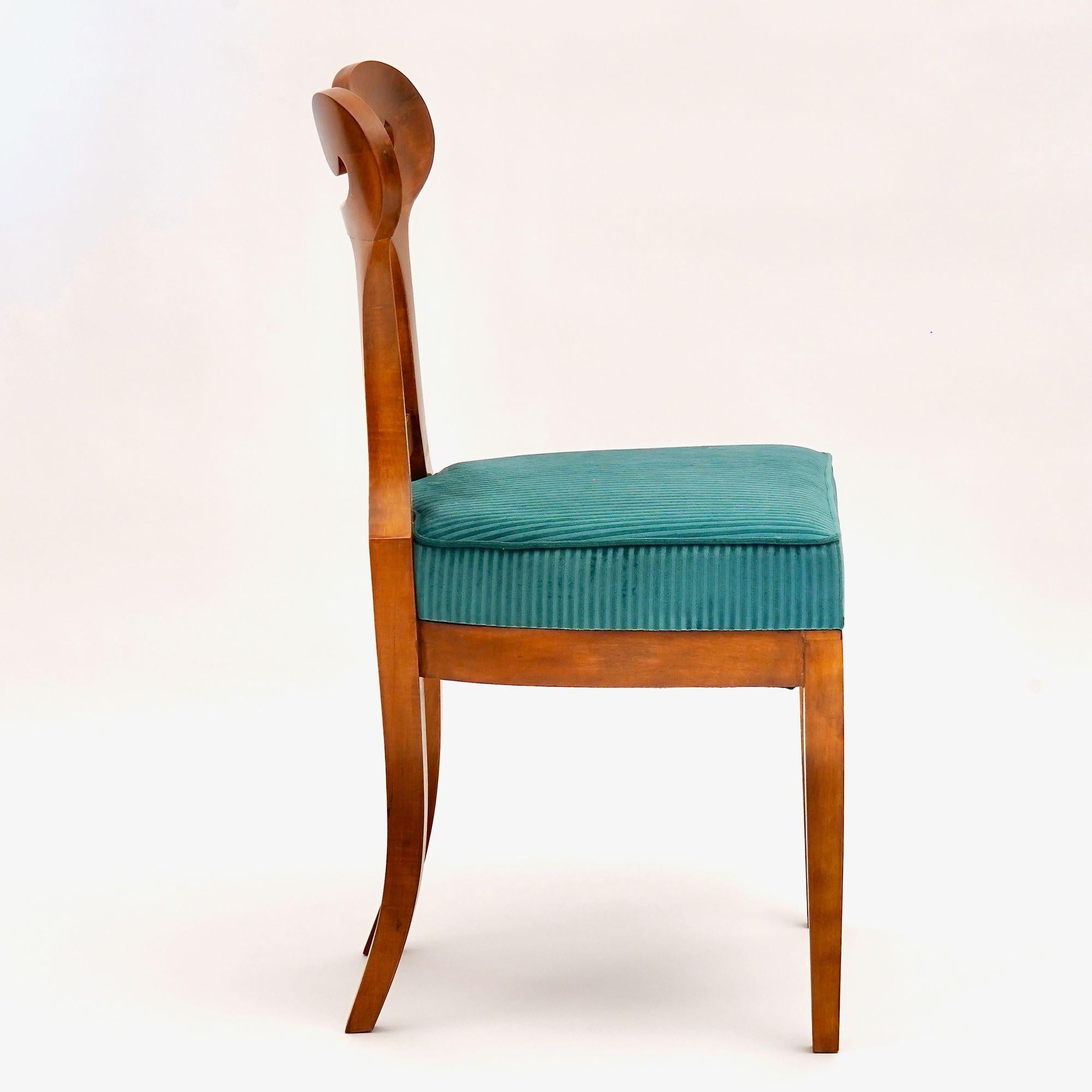 Intagliato a mano Eclettica. Collezione di sedie Biedermeier. Modello Otto-Karl, finitura noce in vendita