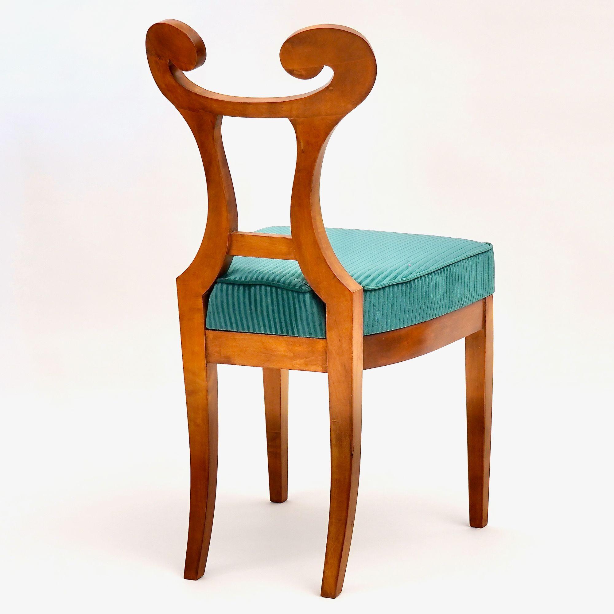 XXI secolo e contemporaneo Eclettica. Collezione di sedie Biedermeier. Modello Otto-Karl, finitura noce in vendita