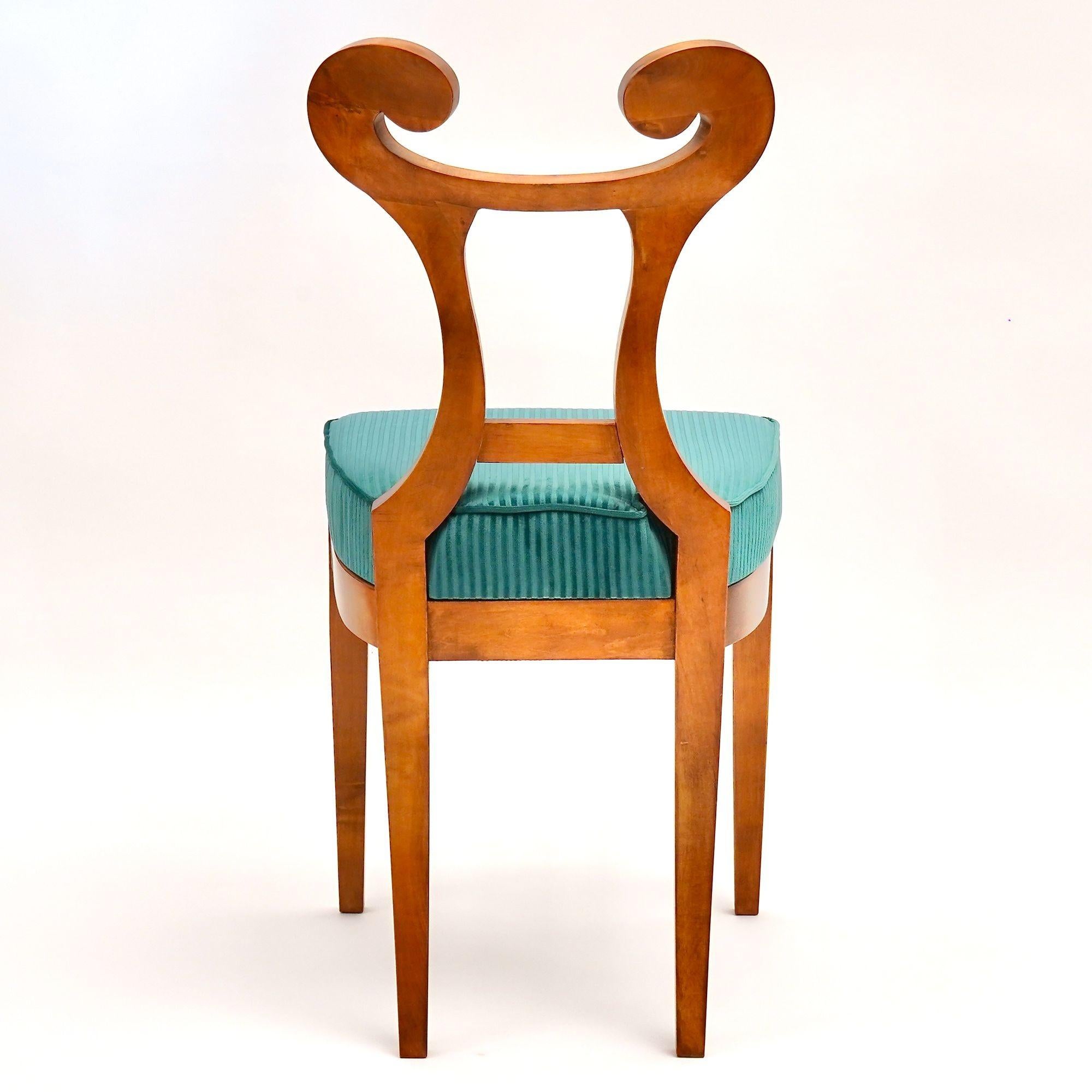 Velluto Eclettica. Collezione di sedie Biedermeier. Modello Otto-Karl, finitura noce in vendita