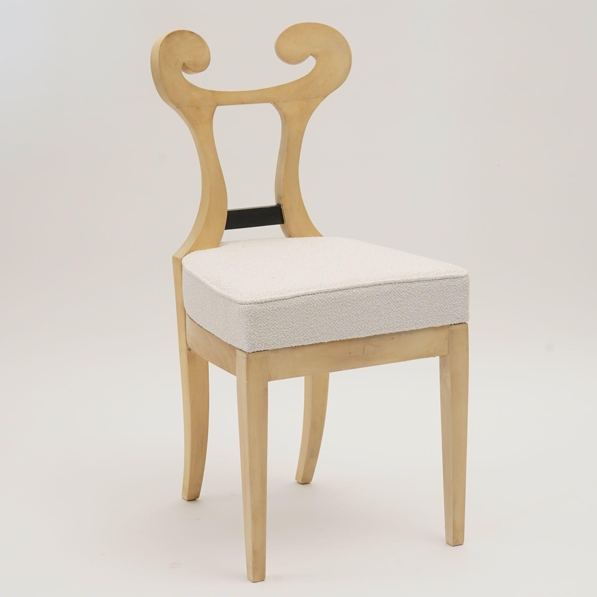 La collezione Eclectica è un gruppo di sedie Biedermeier.
Questo annuncio offre il modello Otto-Karl. 
Realizzata in pregiato legno massello di noce italiano, questa versione presenta una raffinata finitura Gustavo imbiancata. L'effetto è ottenuto