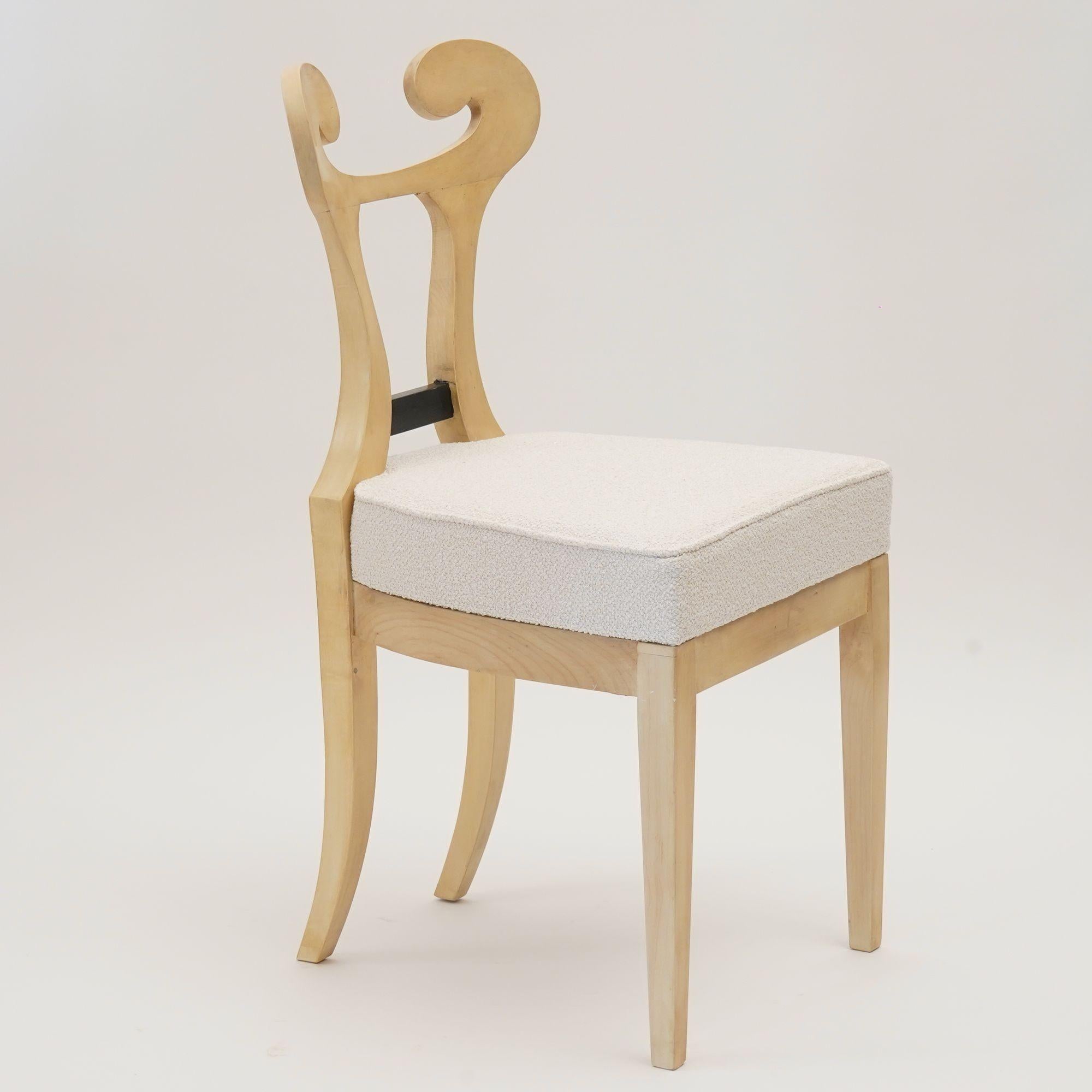 Italiano Eclettica. Collezione di sedie Biedermeier. Modello Otto-Karl, finitura bianca in vendita