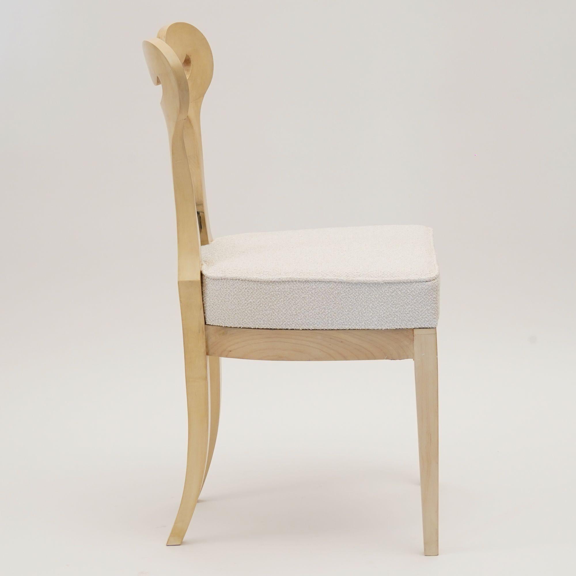 Intagliato a mano Eclettica. Collezione di sedie Biedermeier. Modello Otto-Karl, finitura bianca in vendita