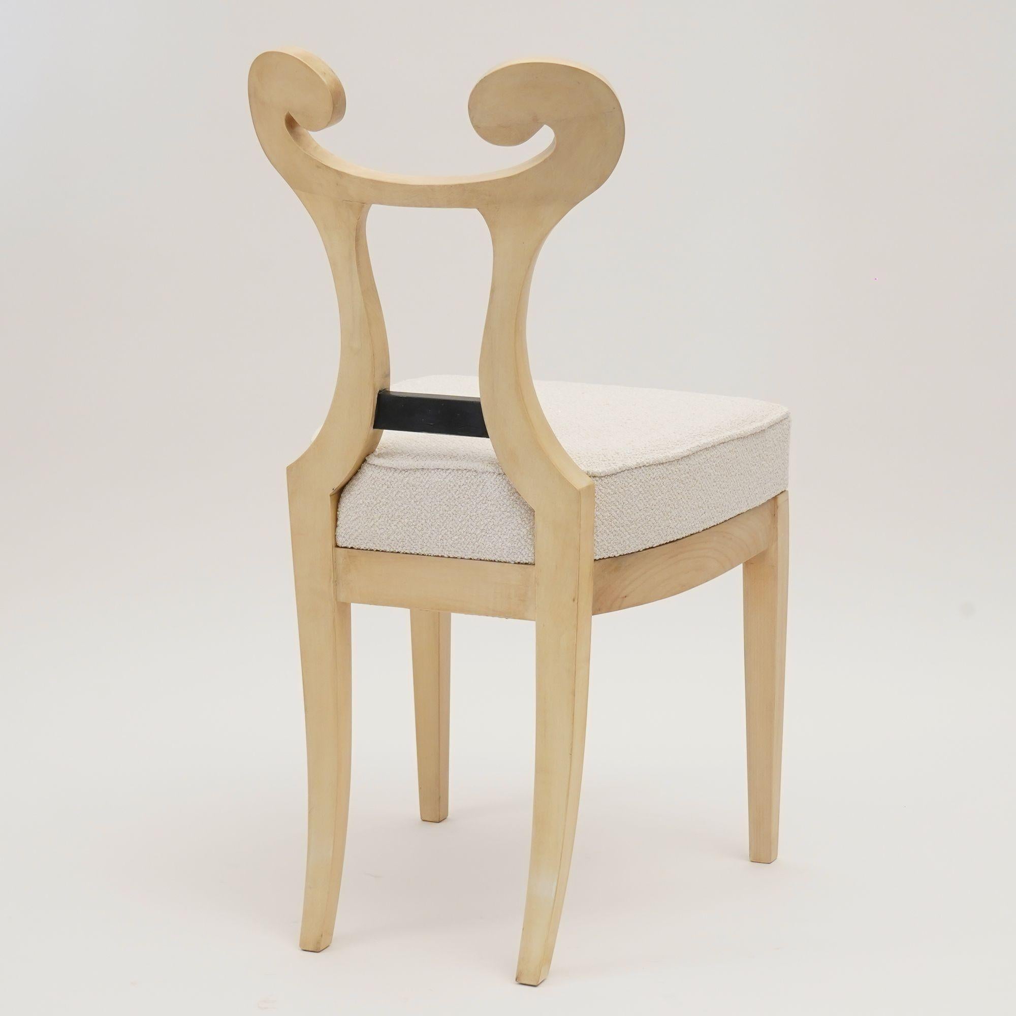 XXI secolo e contemporaneo Eclettica. Collezione di sedie Biedermeier. Modello Otto-Karl, finitura bianca in vendita