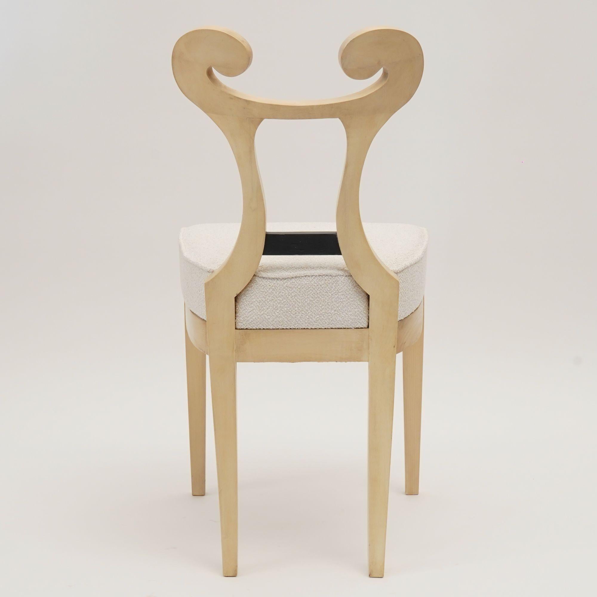 Bouclé Eclettica. Collezione di sedie Biedermeier. Modello Otto-Karl, finitura bianca in vendita