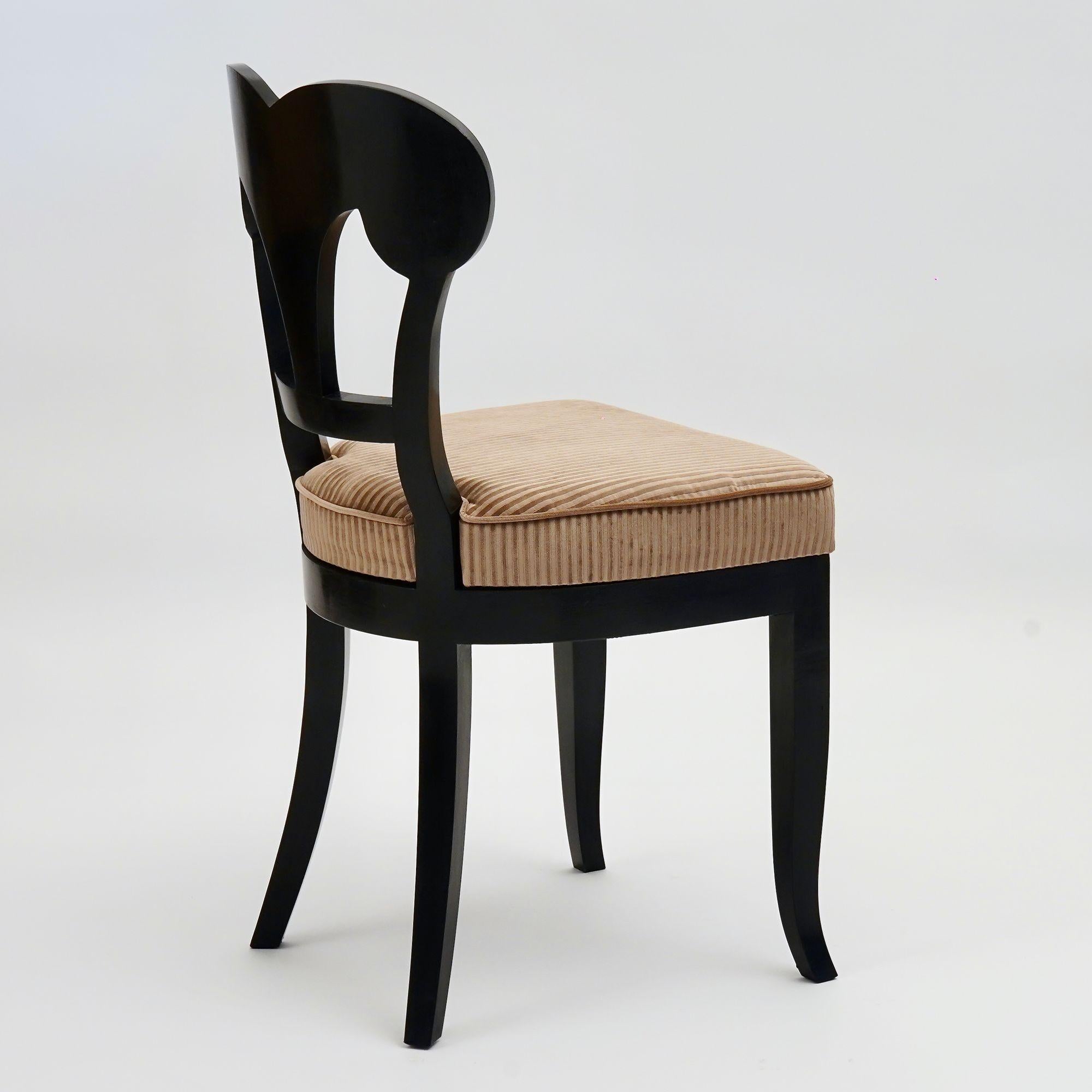 Eclectica. Biedermeier Chair Collection. Wilhelmine-Henriette. Ebonisierte Oberfläche (21. Jahrhundert und zeitgenössisch) im Angebot