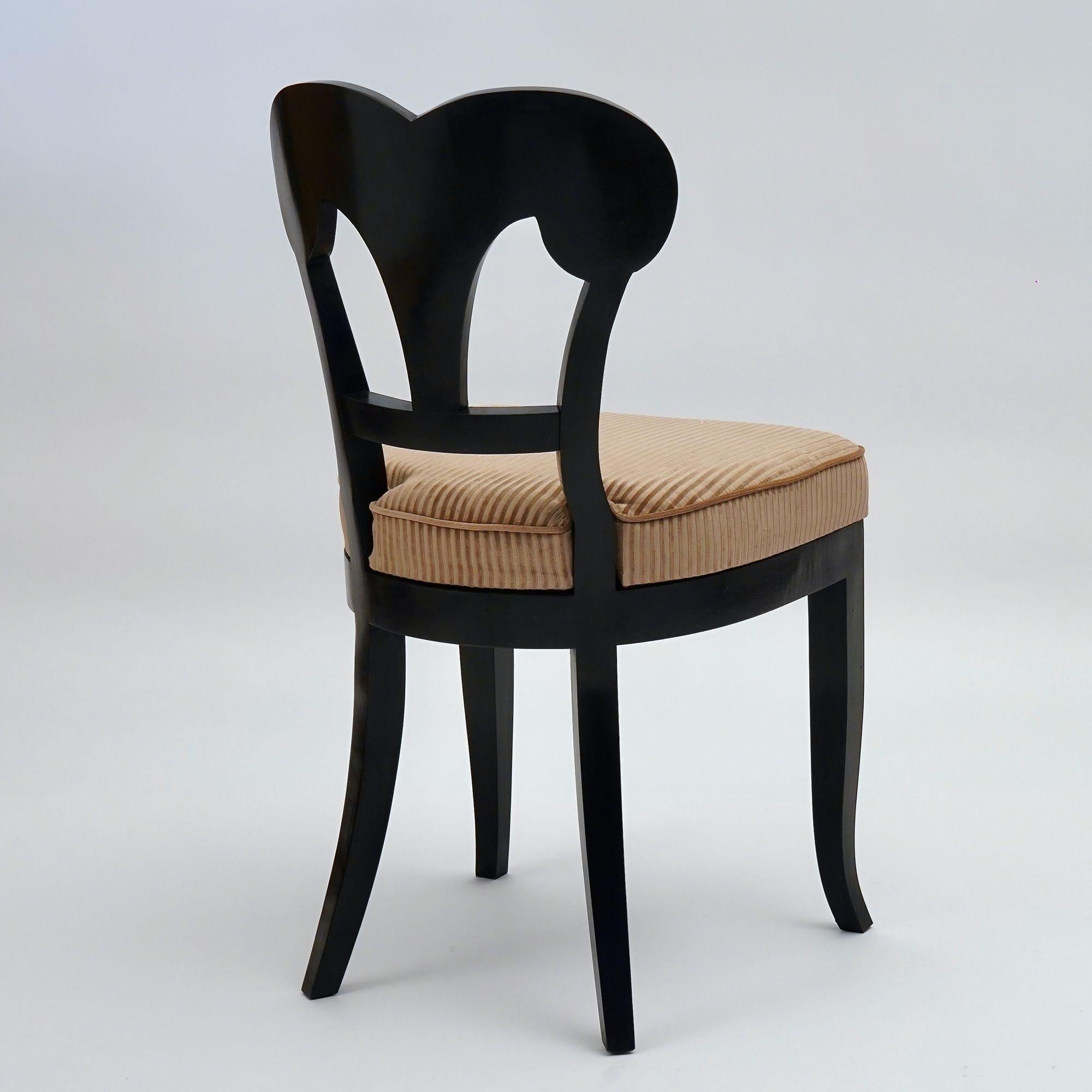 Eclectica. Biedermeier Chair Collection. Wilhelmine-Henriette. Ebonisierte Oberfläche (Samt) im Angebot