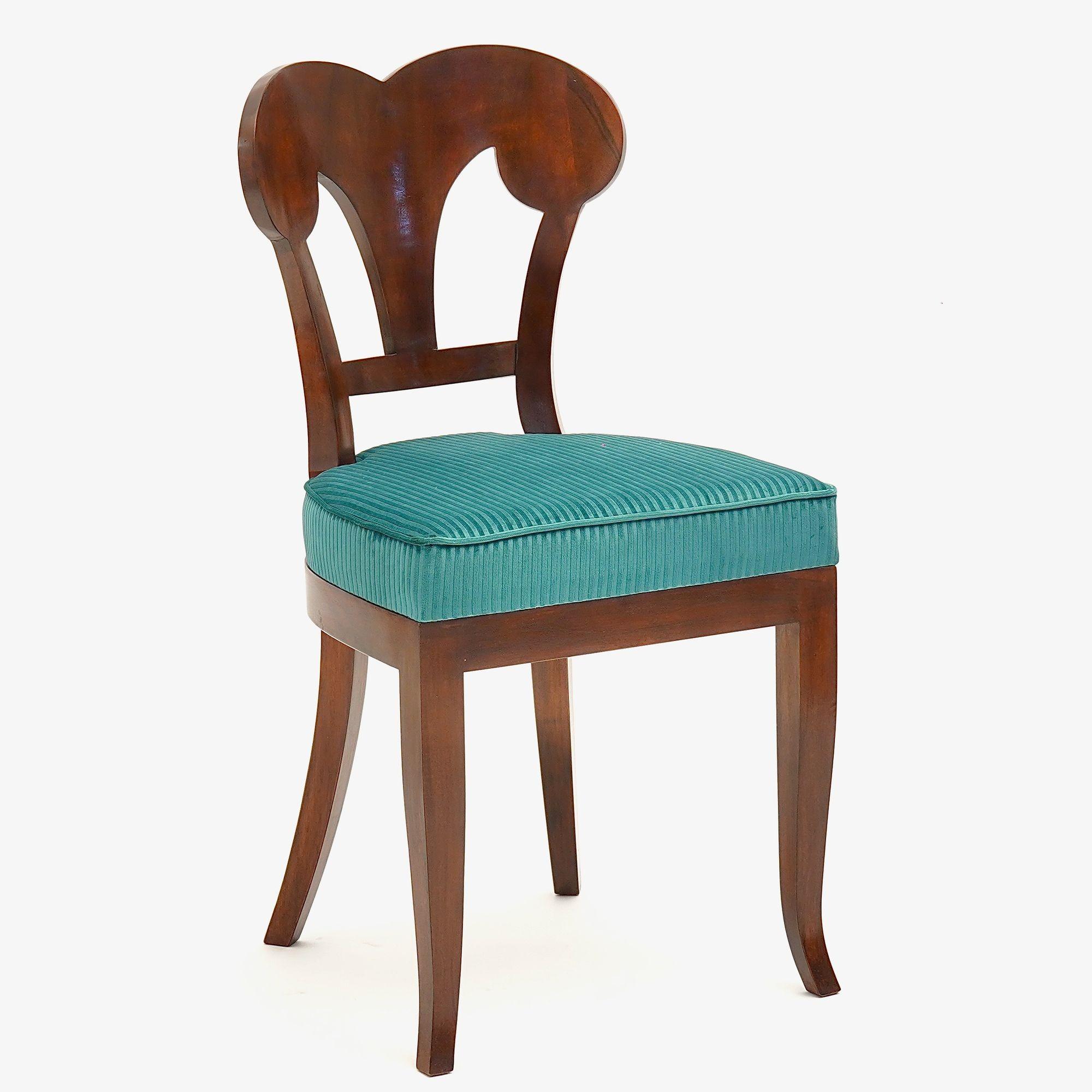 La collezione Eclectica è un gruppo di sedie Biedermeier.
Questo annuncio offre il modello Wilhelmine-Henriette. 
Realizzata in pregiato legno massello di noce italiano, questa versione ha una finitura in noce nero. La finitura è poi seguita da una