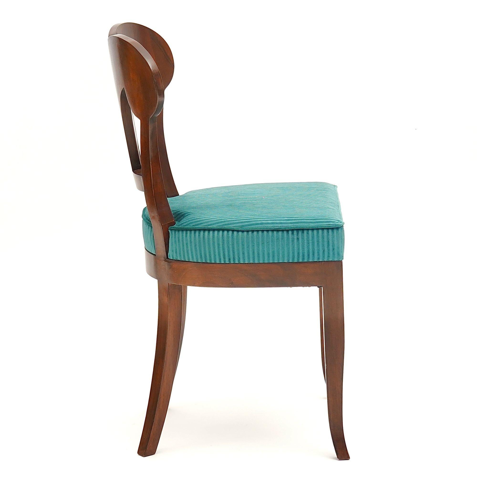 Intagliato a mano Eclettica. Collezione di sedie Biedermeier. Wilhelmine-Henriette, finitura noce in vendita