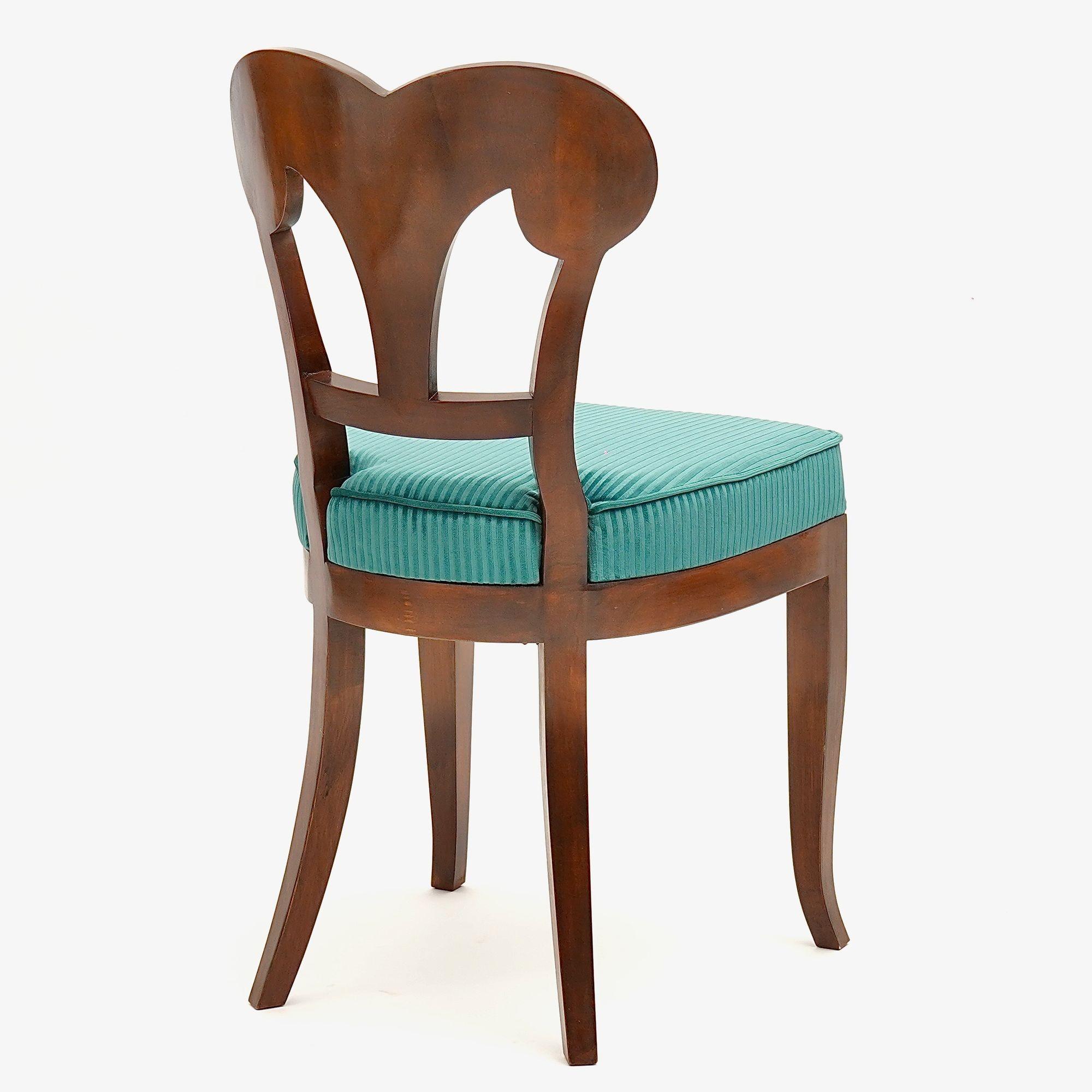 XXI secolo e contemporaneo Eclettica. Collezione di sedie Biedermeier. Wilhelmine-Henriette, finitura noce in vendita