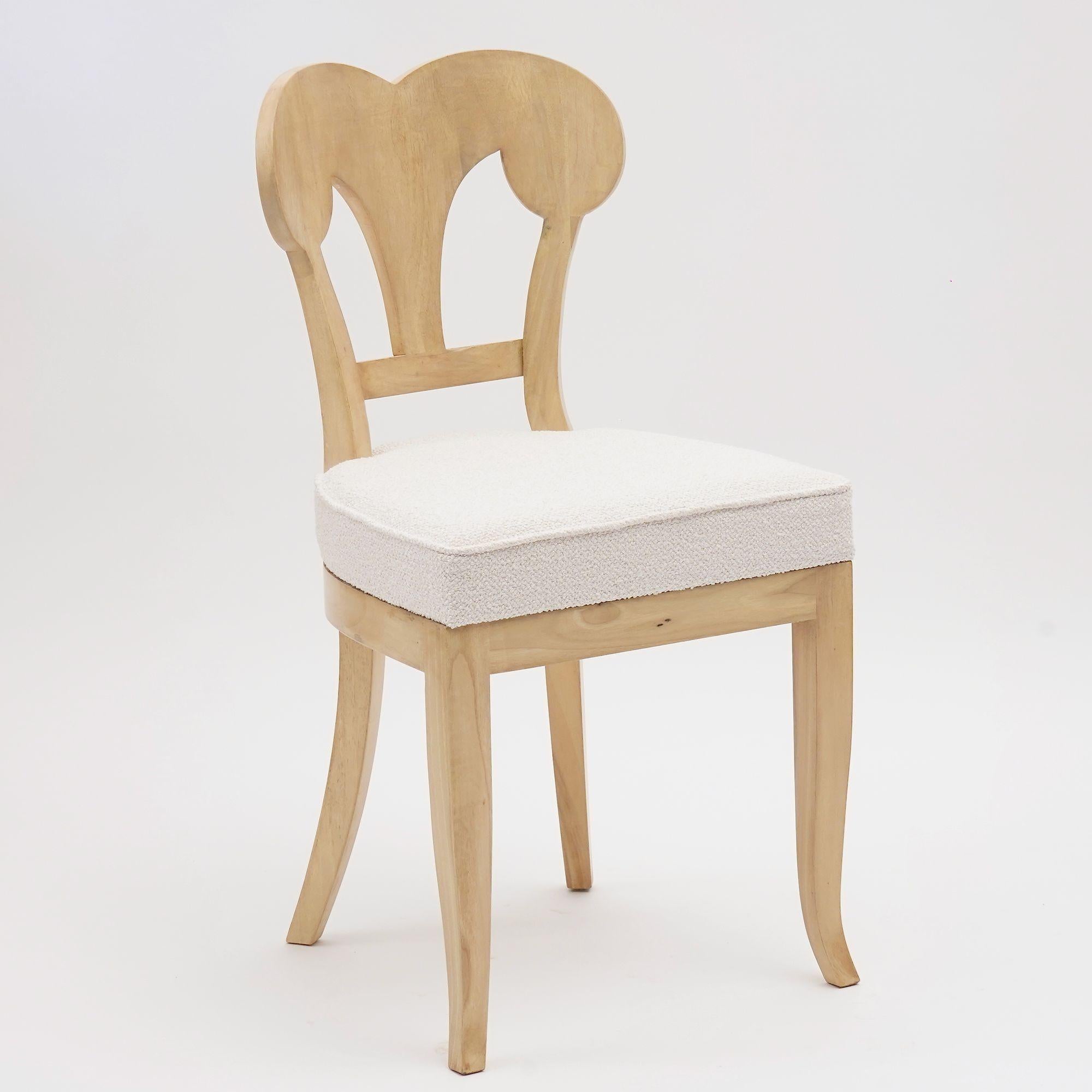 La collezione Eclectica è un gruppo di sedie Biedermeier.
Questo annuncio offre il modello Wilhelmine-Henriette. 
Realizzata in pregiato legno massello di noce italiano, questa versione presenta una raffinata finitura Gustavo imbiancata. L'effetto è