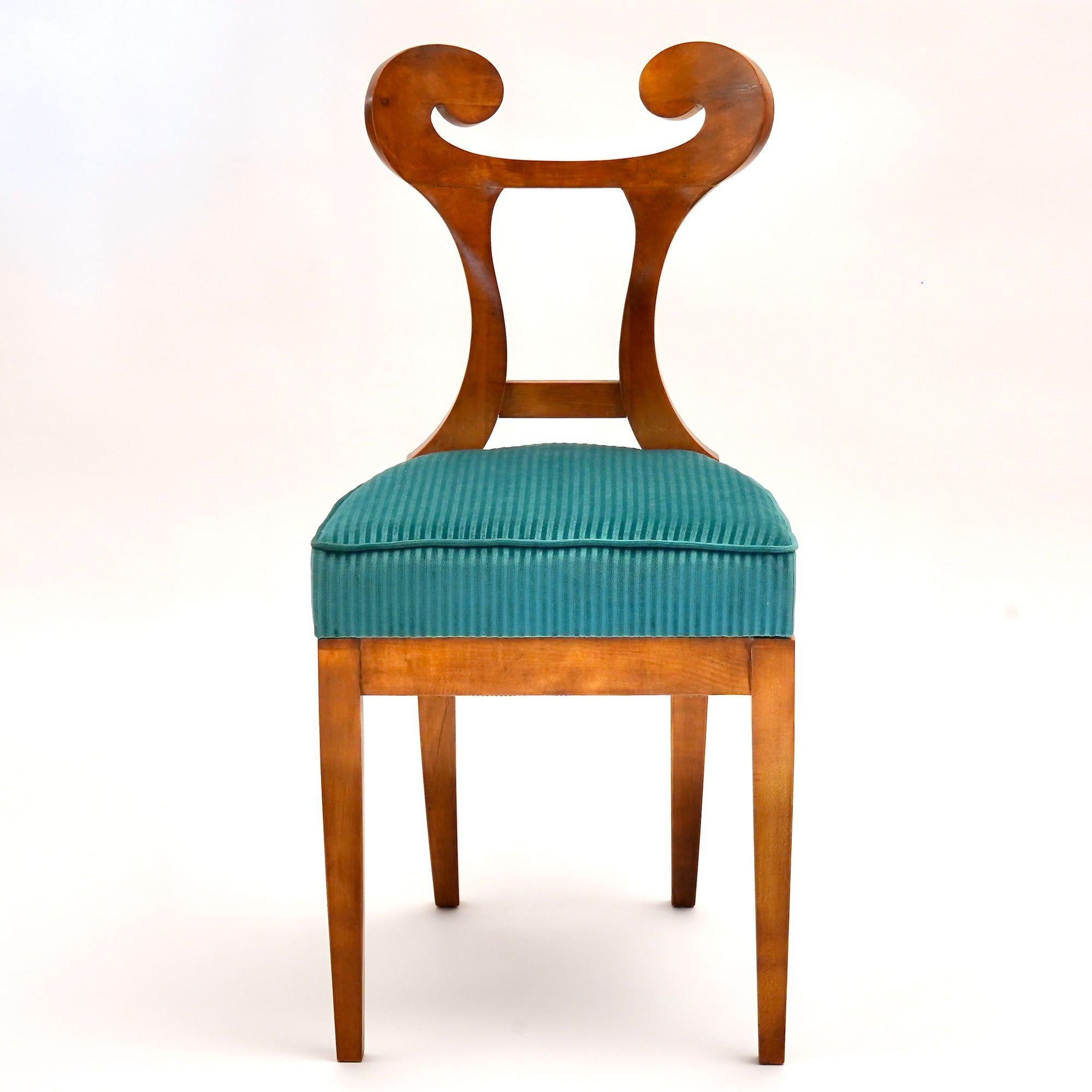 Eclectica, set of 8 Walnut Biedermeier dining Chairs each in different style For Sale 3