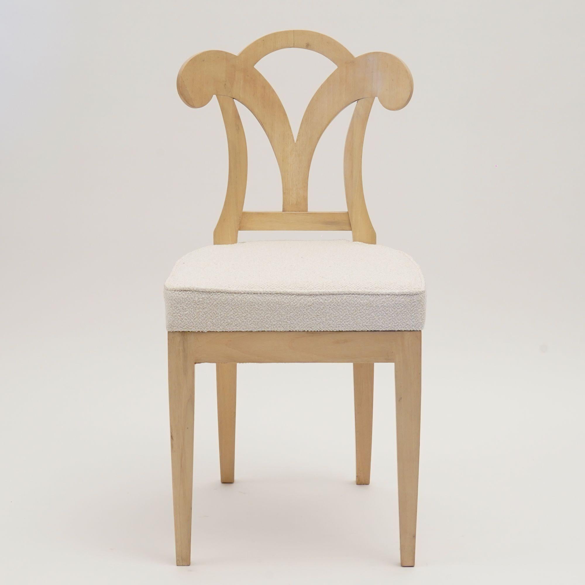 Ecléctica, juego de 8 Sillas de comedor Biedermeier blancas cada una en estilo diferente en venta 3