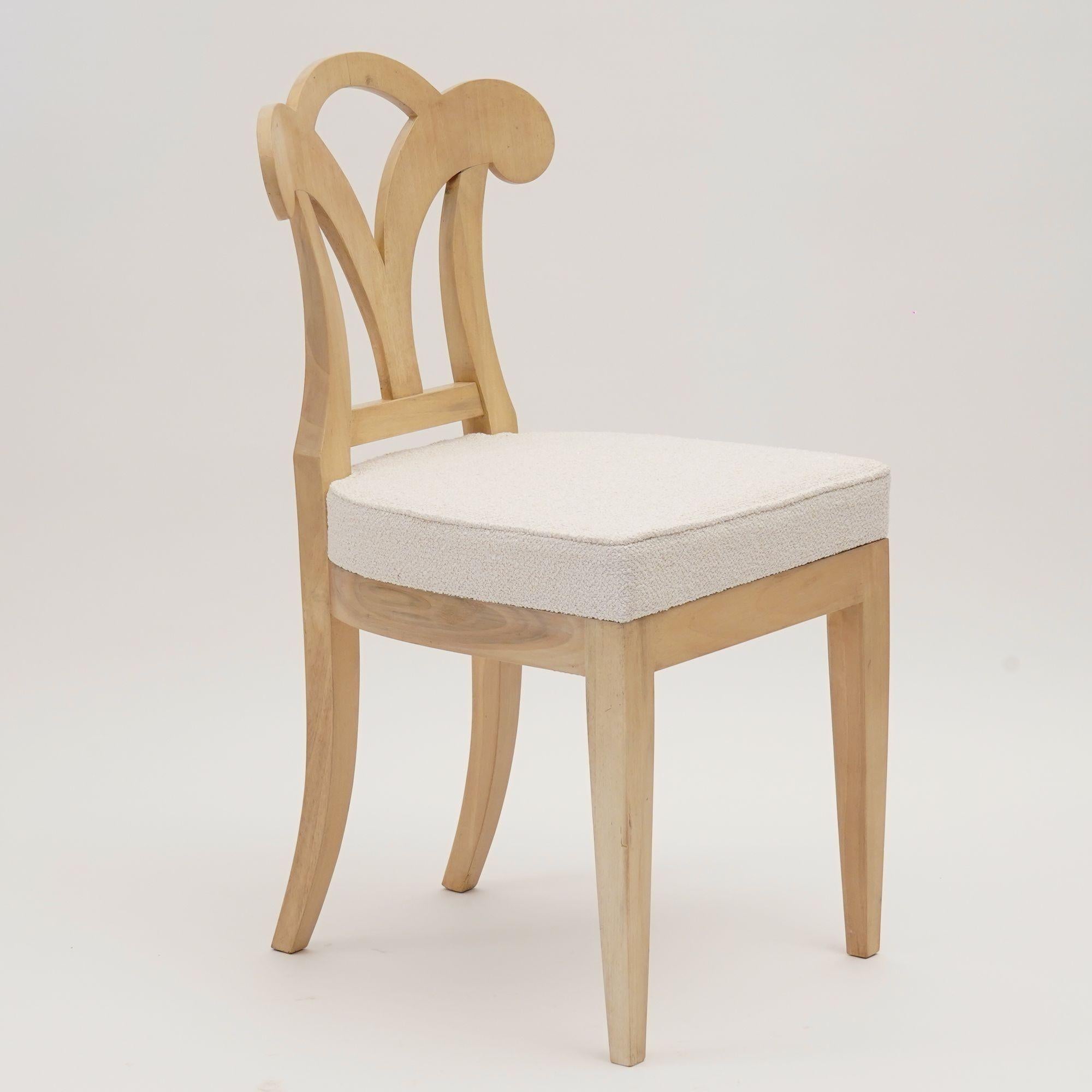 Ecléctica, juego de 8 Sillas de comedor Biedermeier blancas cada una en estilo diferente en venta 4