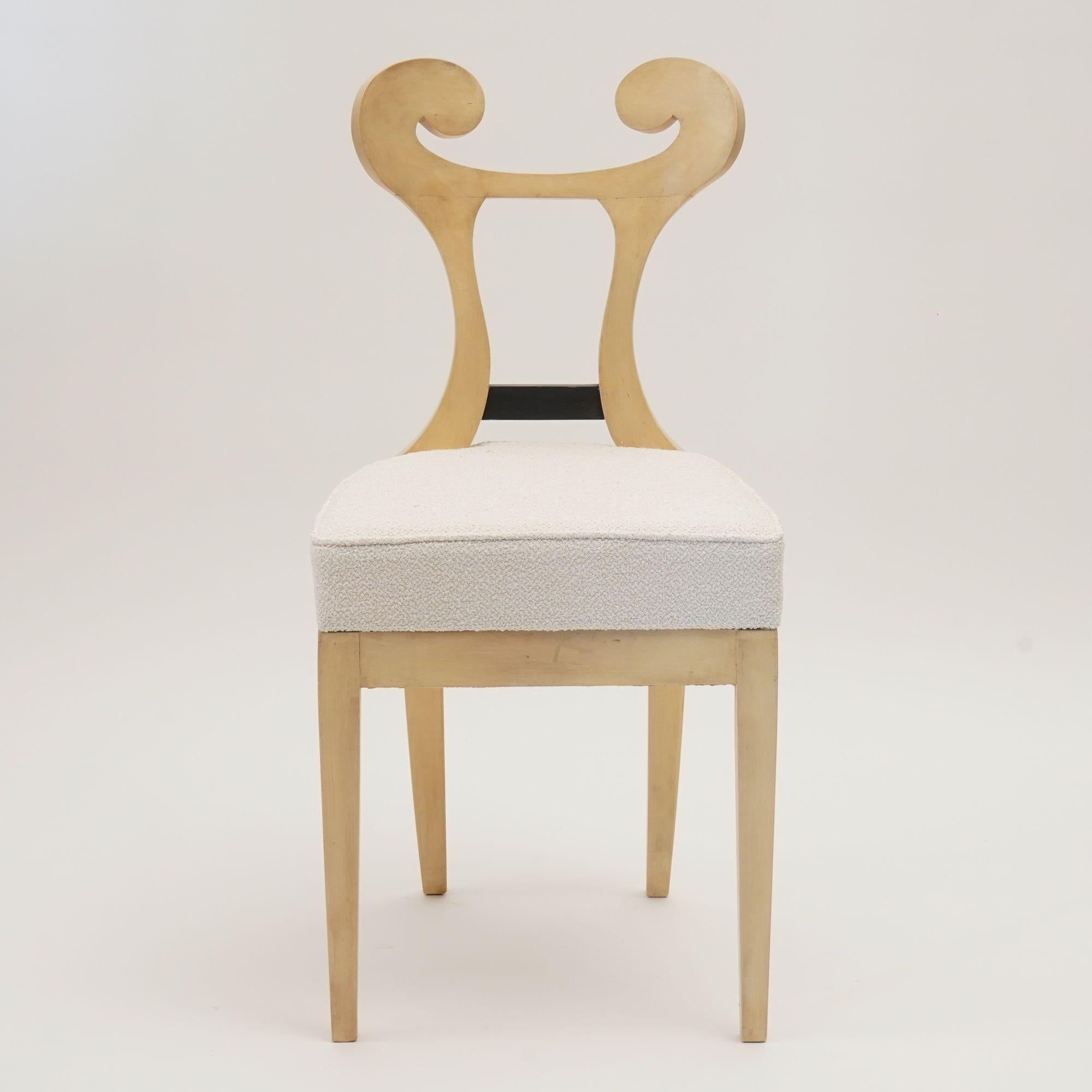 Ecléctica, juego de 8 Sillas de comedor Biedermeier blancas cada una en estilo diferente en venta 7