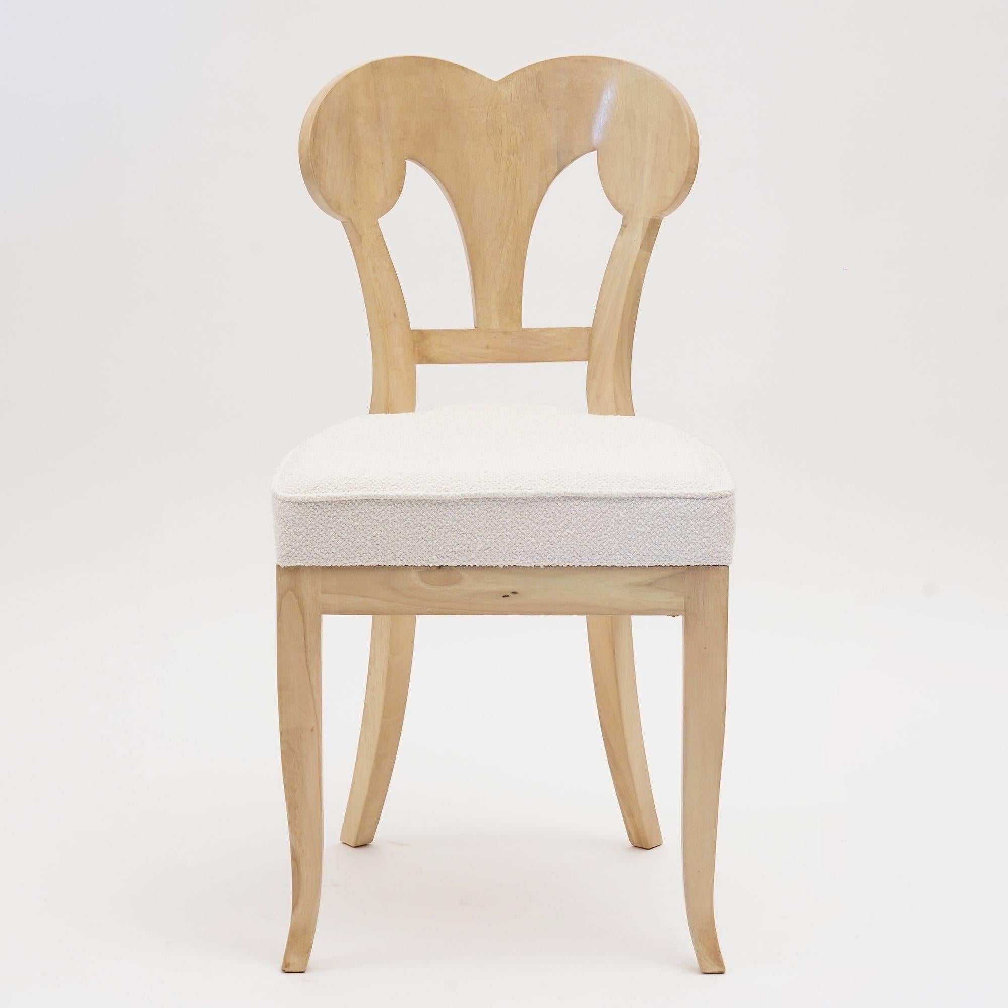 Ecléctica, juego de 8 Sillas de comedor Biedermeier blancas cada una en estilo diferente en venta 9