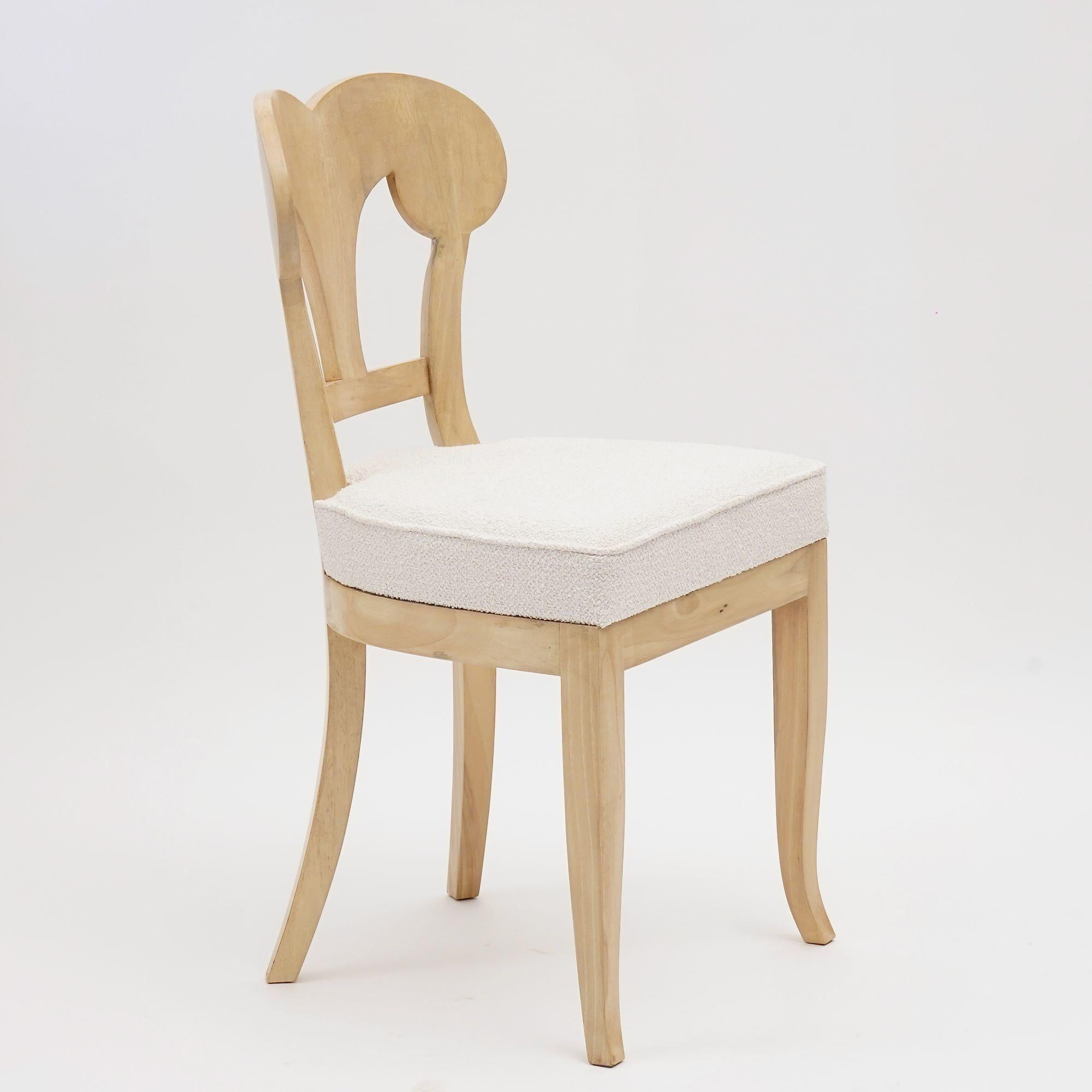 Ecléctica, juego de 8 Sillas de comedor Biedermeier blancas cada una en estilo diferente en venta 10